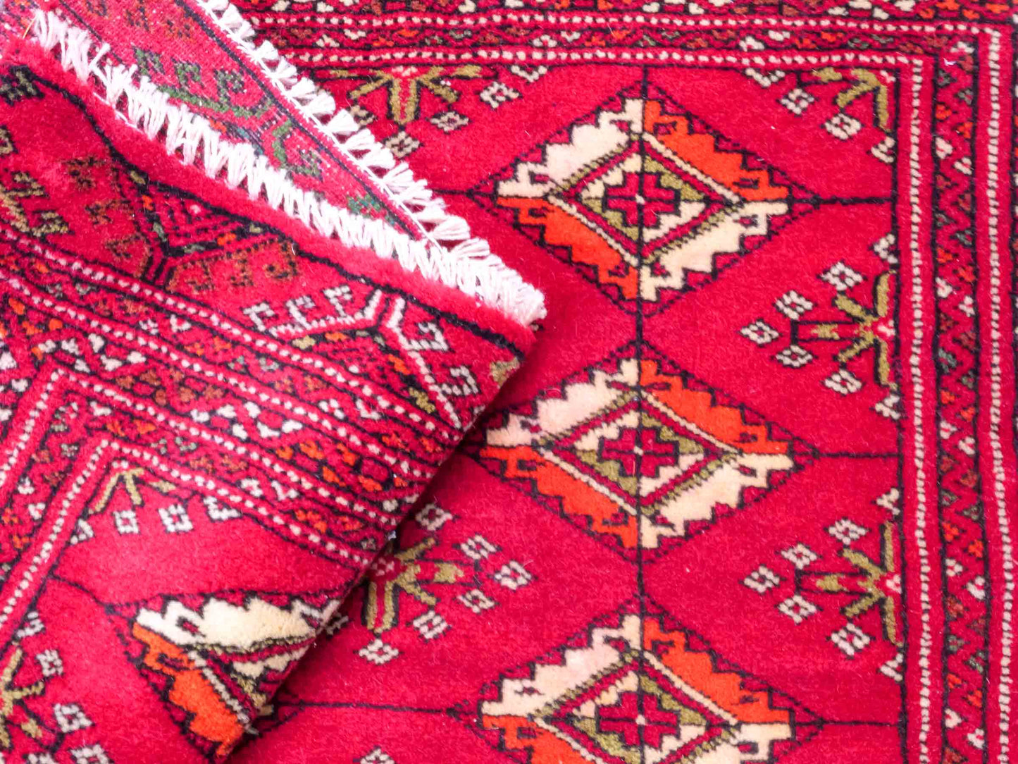 Handgeknüpfter Vintage Turkaman Nomadenteppich von Khademi aus Wolle, rot. Bukhara Allover-Design. Von Hand geknüpft in Iran. Größe: 55 cm x 115 cm. Teppichnummer: DB3-1014. Verkauf durch Jupiter Intl.