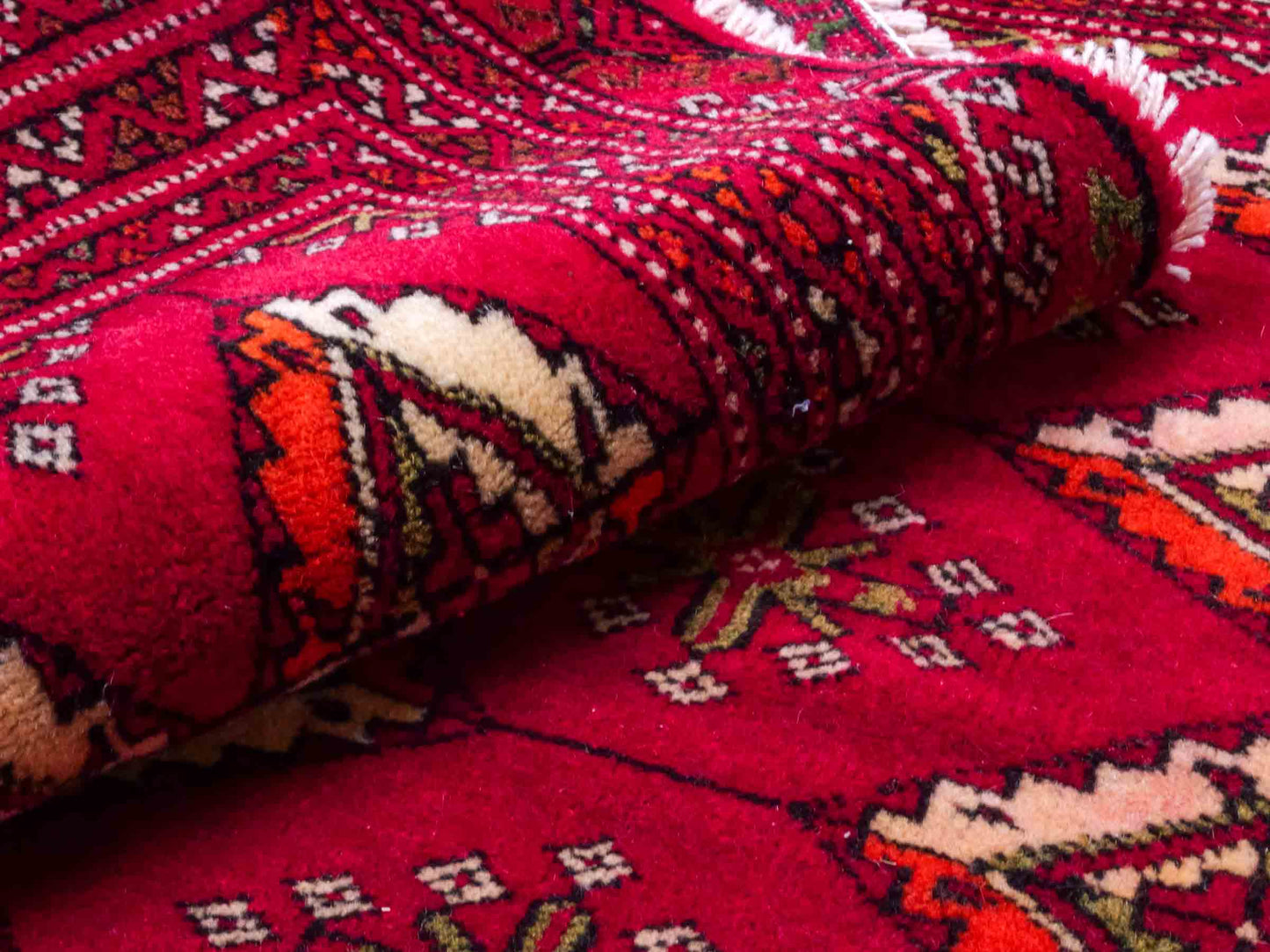 Handgeknüpfter Vintage Turkaman Nomadenteppich von Khademi aus Wolle, rot. Bukhara Allover-Design. Von Hand geknüpft in Iran. Größe: 55 cm x 115 cm. Teppichnummer: DB3-1014. Verkauf durch Jupiter Intl.