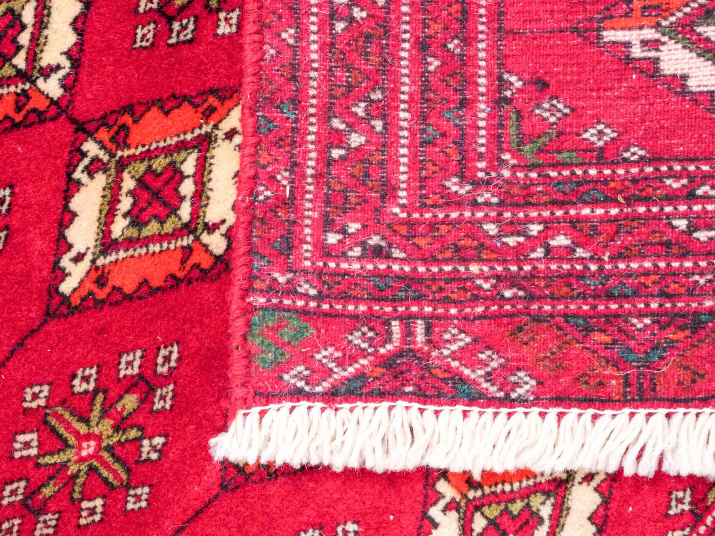 Handgeknüpfter Vintage Turkaman Nomadenteppich von Khademi aus Wolle, rot. Bukhara Allover-Design. Von Hand geknüpft in Iran. Größe: 55 cm x 115 cm. Teppichnummer: DB3-1014. Verkauf durch Jupiter Intl.