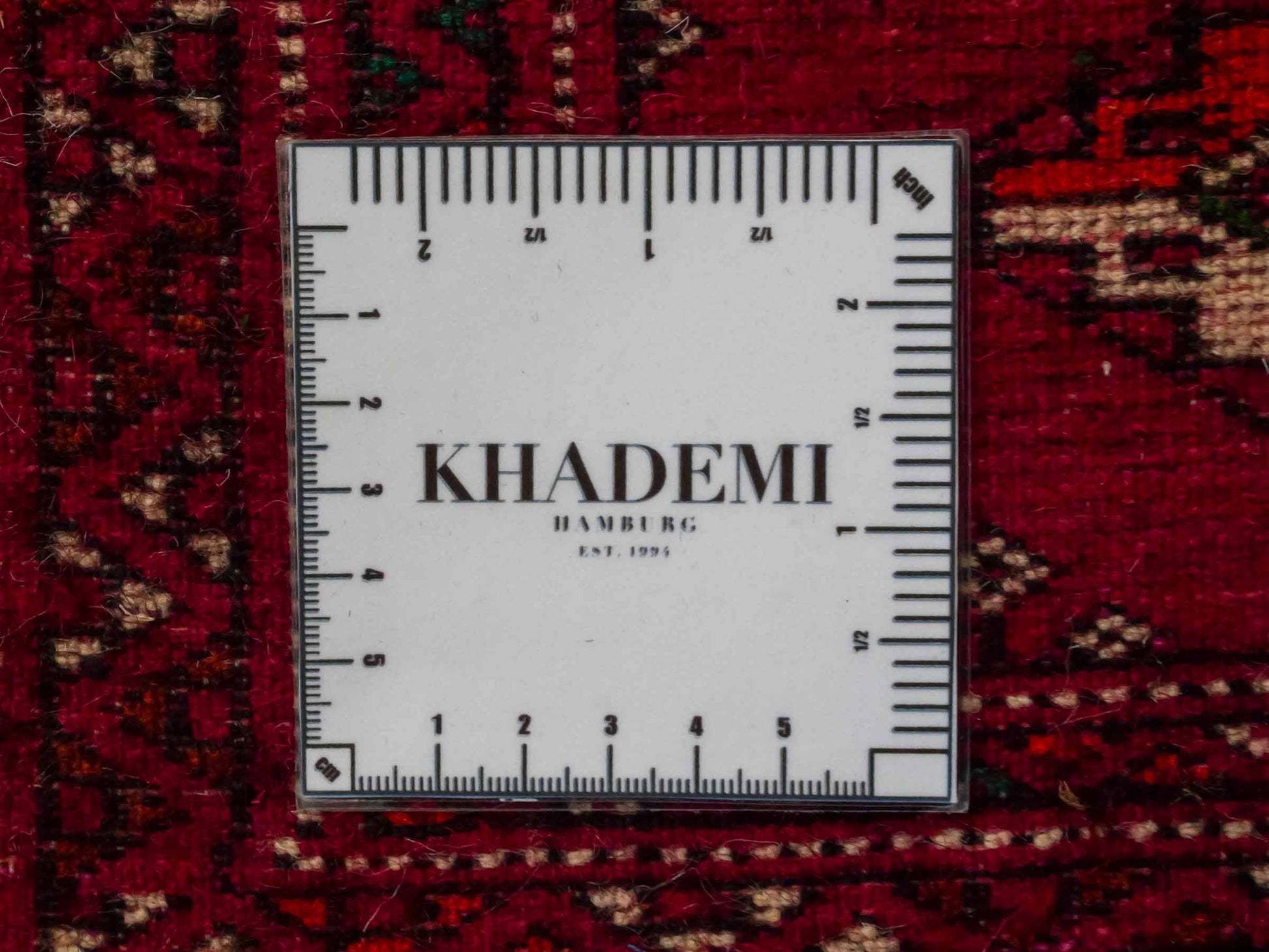 Handgeknüpfter Vintage Turkaman Nomadenteppich von Khademi aus Wolle, rot. Bukhara Allover-Design. Von Hand geknüpft in Iran. Größe: 55 cm x 115 cm. Teppichnummer: DB3-1014. Verkauf durch Jupiter Intl.