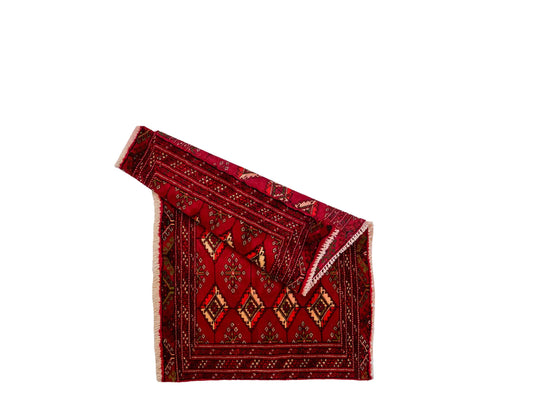 Handgeknüpfter Vintage Turkaman Nomadenteppich von Khademi aus Wolle, rot. Bukhara Allover-Design. Von Hand geknüpft in Iran. Größe: 55 cm x 115 cm. Teppichnummer: DB3-1014. Verkauf durch Jupiter Intl.