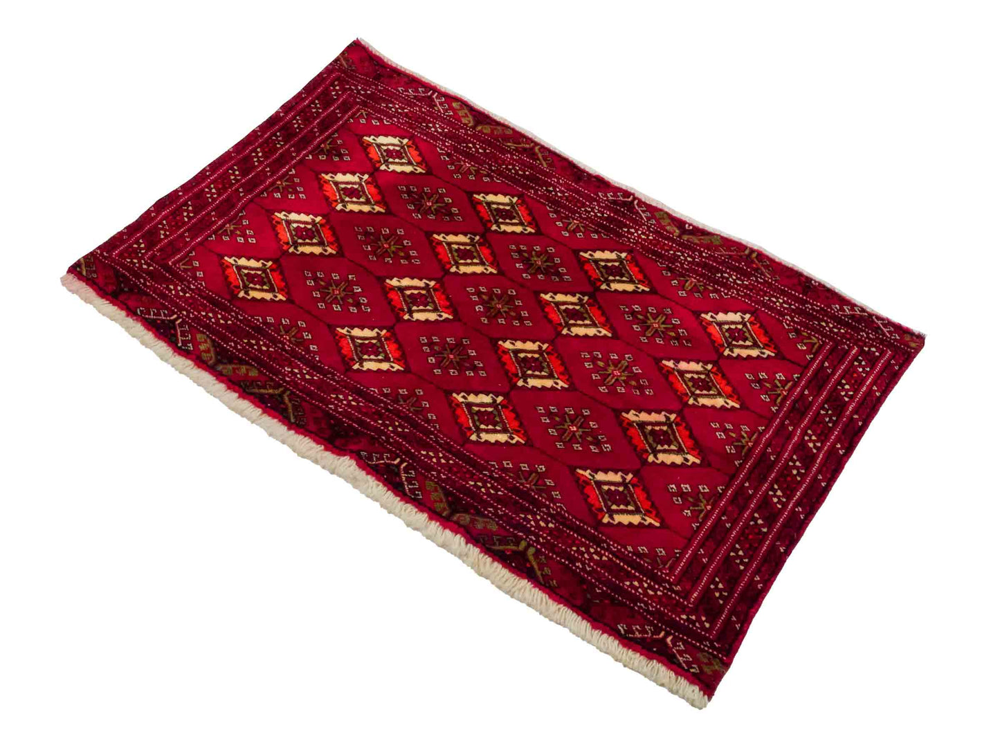Handgeknüpfter Vintage Turkaman Nomadenteppich von Khademi aus Wolle, rot. Bukhara Allover-Design. Von Hand geknüpft in Iran. Größe: 55 cm x 115 cm. Teppichnummer: DB3-1014. Verkauf durch Jupiter Intl.