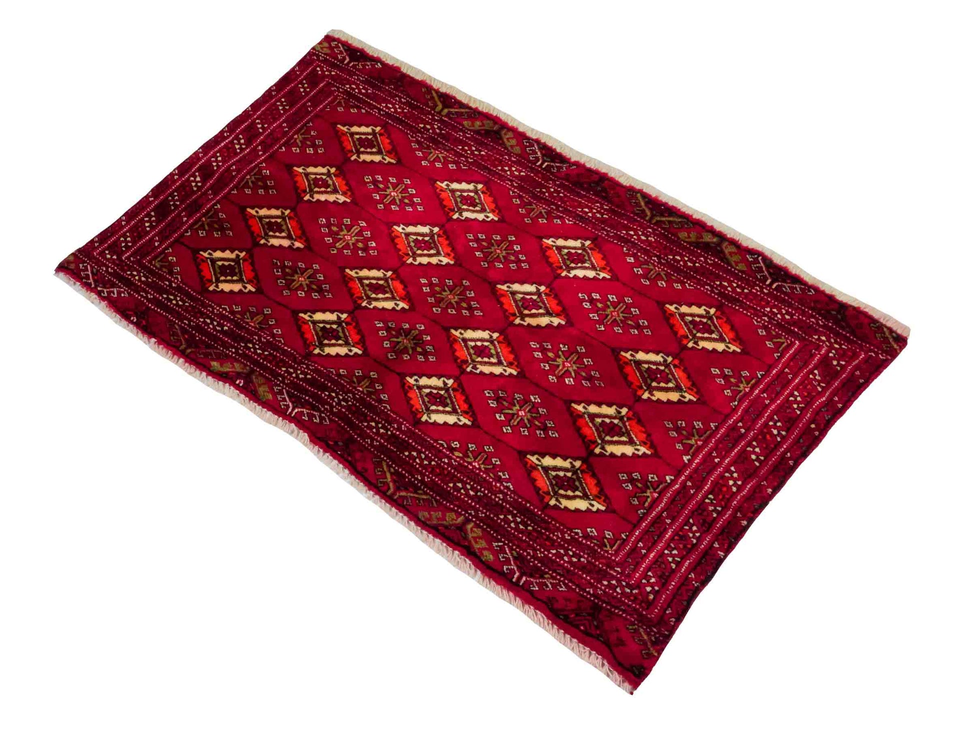 Handgeknüpfter Vintage Turkaman Nomadenteppich von Khademi aus Wolle, rot. Bukhara Allover-Design. Von Hand geknüpft in Iran. Größe: 55 cm x 115 cm. Teppichnummer: DB3-1014. Verkauf durch Jupiter Intl.