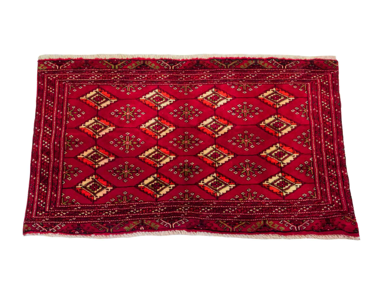 Handgeknüpfter Vintage Turkaman Nomadenteppich von Khademi aus Wolle, rot. Bukhara Allover-Design. Von Hand geknüpft in Iran. Größe: 55 cm x 115 cm. Teppichnummer: DB3-1014. Verkauf durch Jupiter Intl.