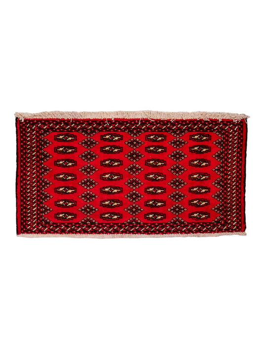 Handgeknüpfter Vintage Turkaman Nomadenteppich von Khademi aus Wolle, rot. Bukhara Allover-Design. Von Hand geknüpft in Iran. Größe: 57 cm x 100 cm. Teppichnummer: DB3-1017. Verkauf durch Jupiter Intl.
