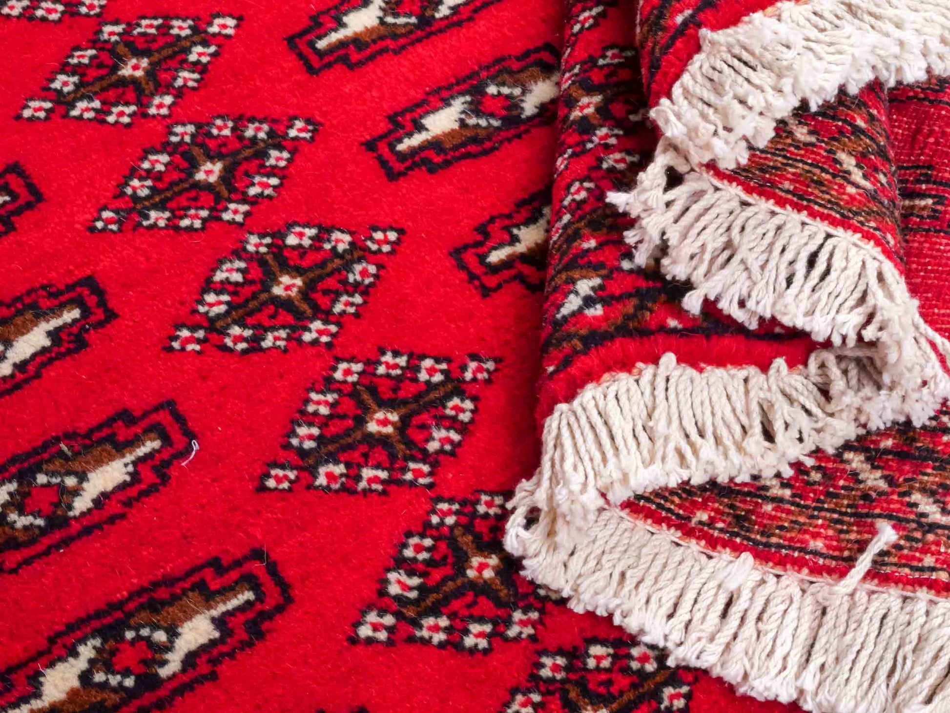 Handgeknüpfter Vintage Turkaman Nomadenteppich von Khademi aus Wolle, rot. Bukhara Allover-Design. Von Hand geknüpft in Iran. Größe: 57 cm x 100 cm. Teppichnummer: DB3-1017. Verkauf durch Jupiter Intl.
