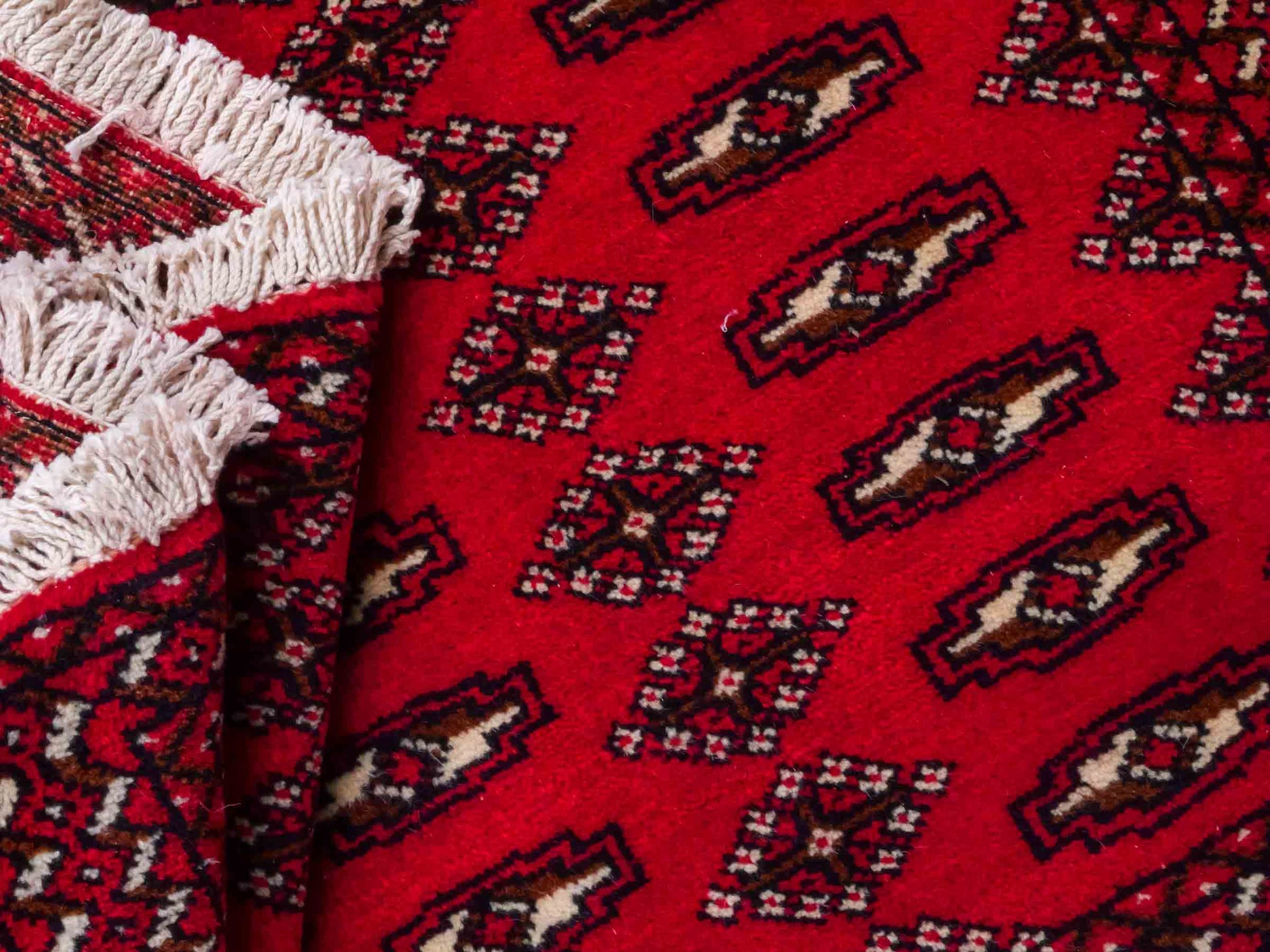 Handgeknüpfter Vintage Turkaman Nomadenteppich von Khademi aus Wolle, rot. Bukhara Allover-Design. Von Hand geknüpft in Iran. Größe: 57 cm x 100 cm. Teppichnummer: DB3-1017. Verkauf durch Jupiter Intl.