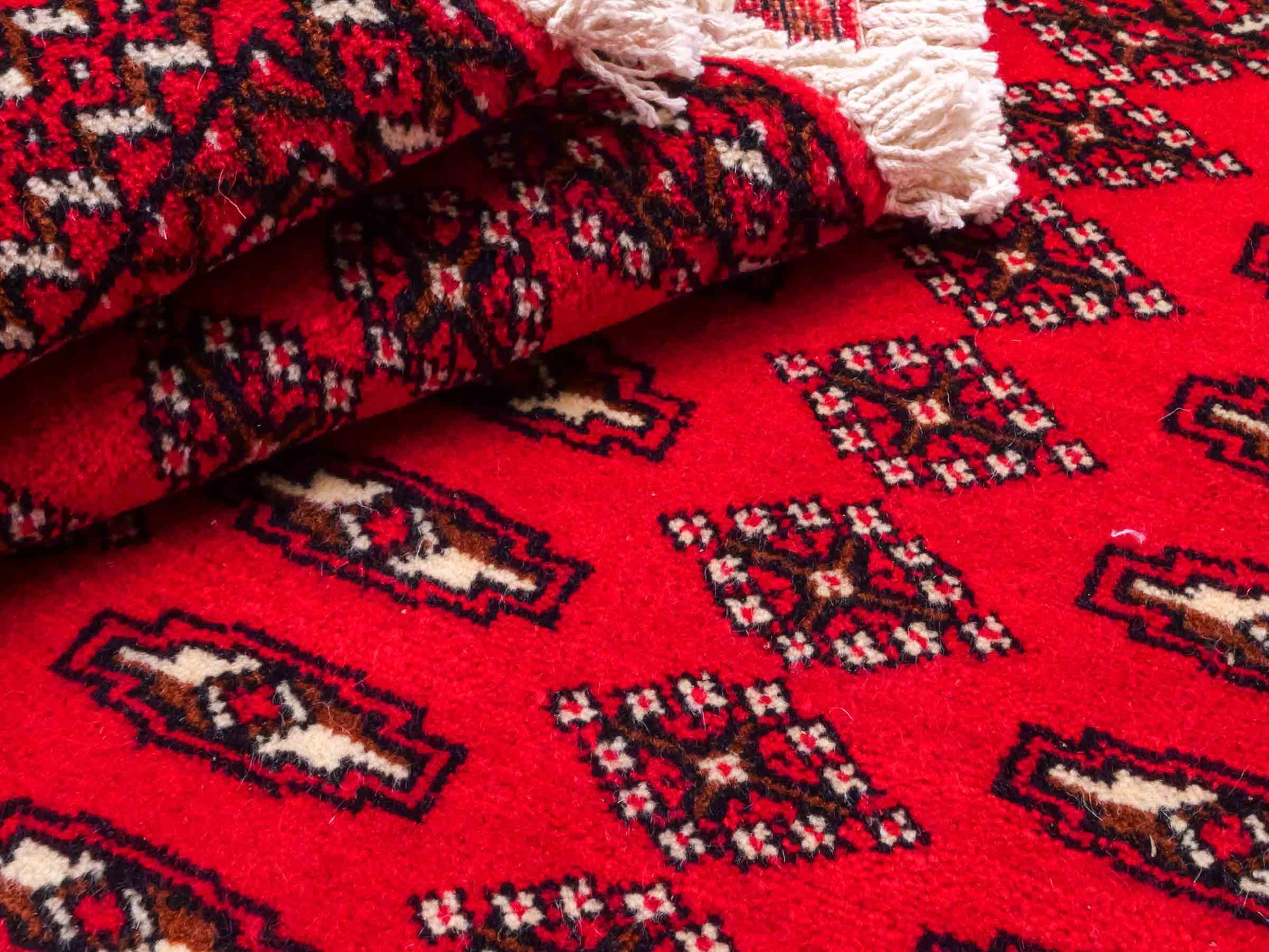 Handgeknüpfter Vintage Turkaman Nomadenteppich von Khademi aus Wolle, rot. Bukhara Allover-Design. Von Hand geknüpft in Iran. Größe: 57 cm x 100 cm. Teppichnummer: DB3-1017. Verkauf durch Jupiter Intl.
