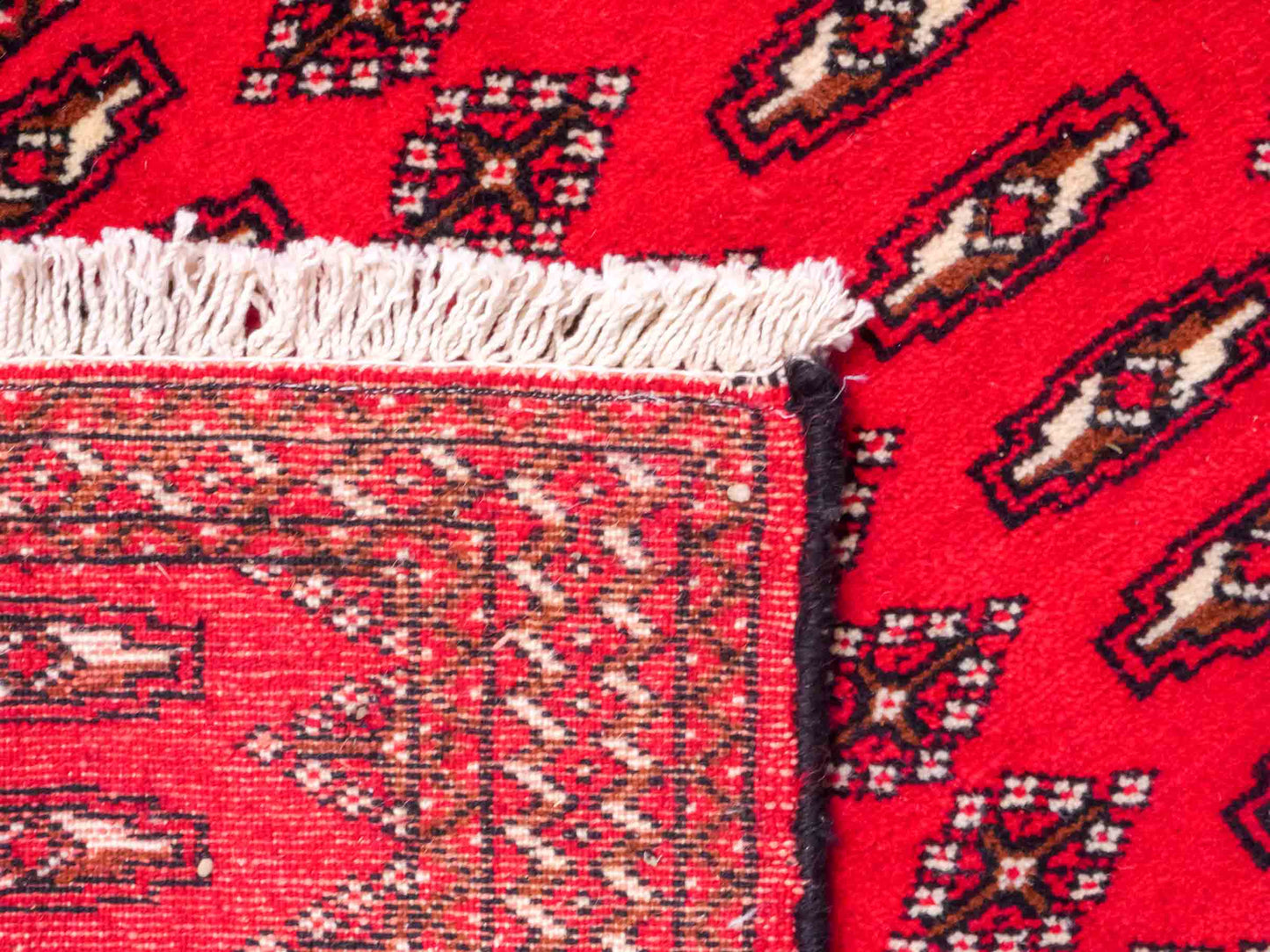 Handgeknüpfter Vintage Turkaman Nomadenteppich von Khademi aus Wolle, rot. Bukhara Allover-Design. Von Hand geknüpft in Iran. Größe: 57 cm x 100 cm. Teppichnummer: DB3-1017. Verkauf durch Jupiter Intl.