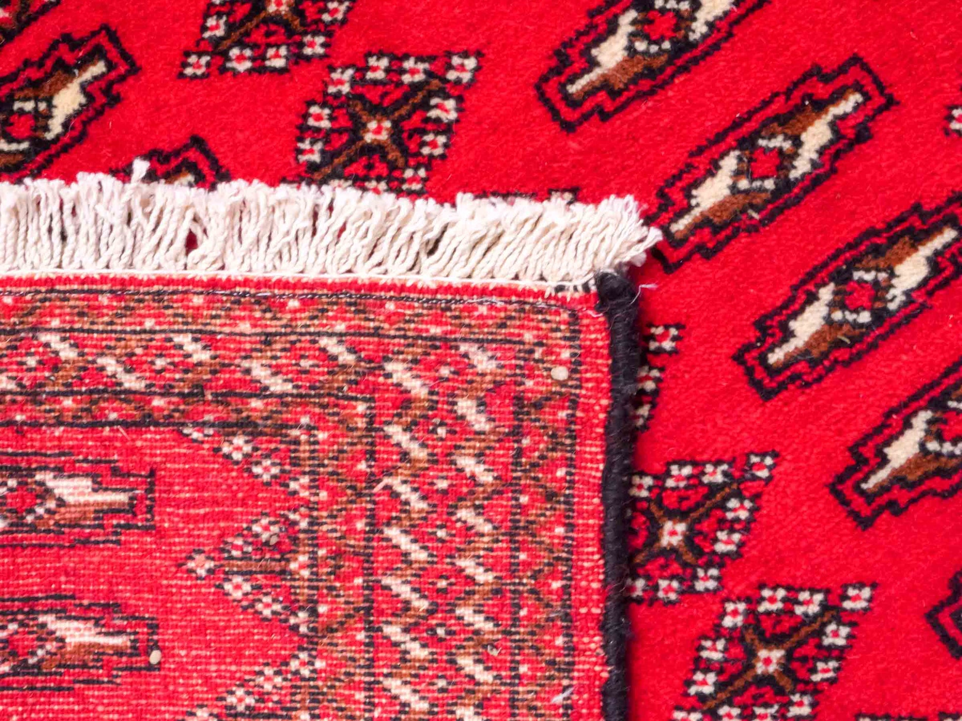 Handgeknüpfter Vintage Turkaman Nomadenteppich von Khademi aus Wolle, rot. Bukhara Allover-Design. Von Hand geknüpft in Iran. Größe: 57 cm x 100 cm. Teppichnummer: DB3-1017. Verkauf durch Jupiter Intl.