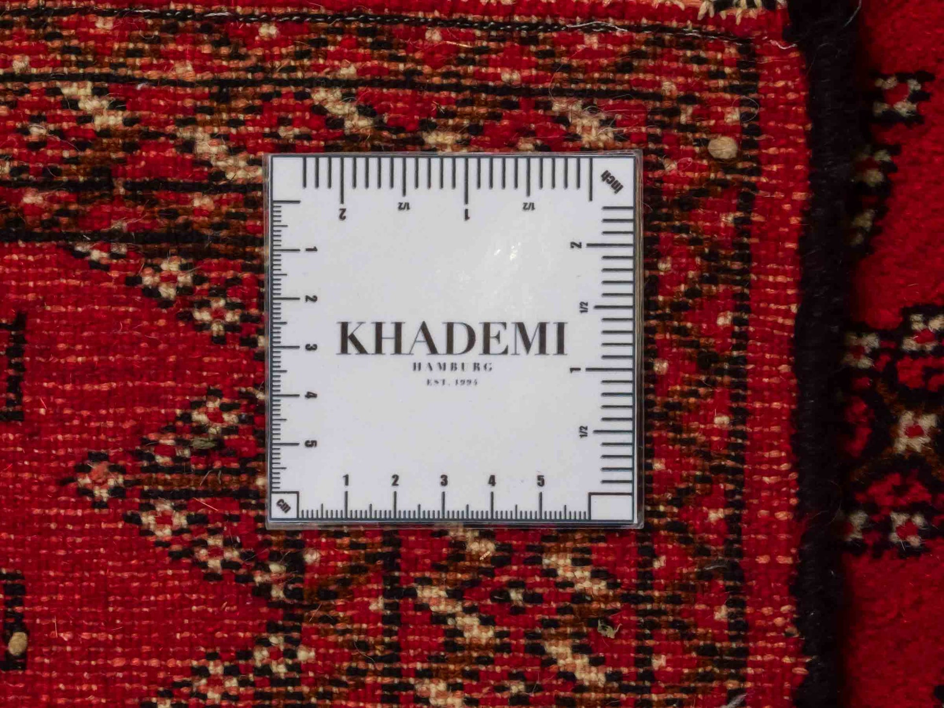 Handgeknüpfter Vintage Turkaman Nomadenteppich von Khademi aus Wolle, rot. Bukhara Allover-Design. Von Hand geknüpft in Iran. Größe: 57 cm x 100 cm. Teppichnummer: DB3-1017. Verkauf durch Jupiter Intl.