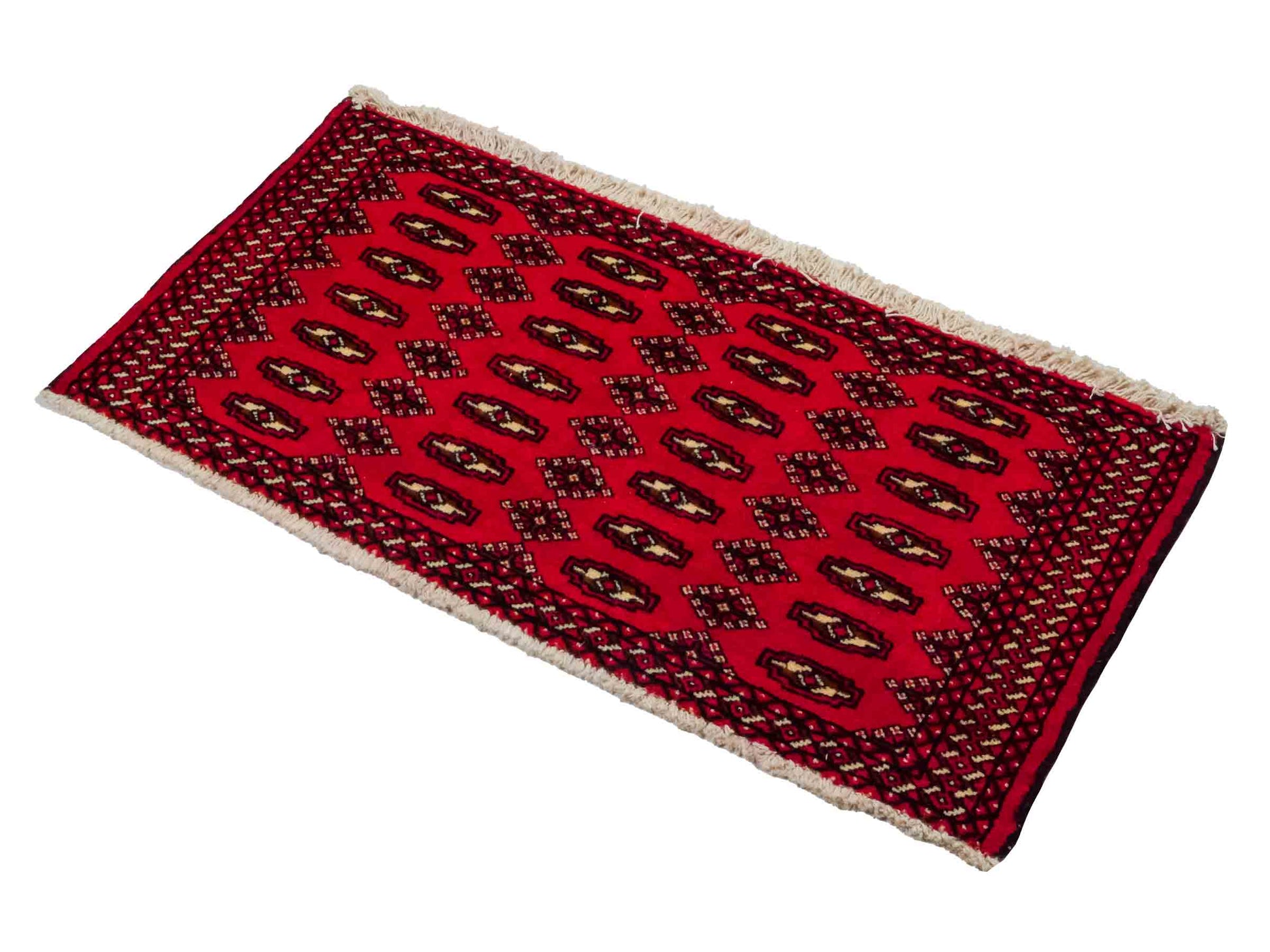 Handgeknüpfter Vintage Turkaman Nomadenteppich von Khademi aus Wolle, rot. Bukhara Allover-Design. Von Hand geknüpft in Iran. Größe: 57 cm x 100 cm. Teppichnummer: DB3-1017. Verkauf durch Jupiter Intl.