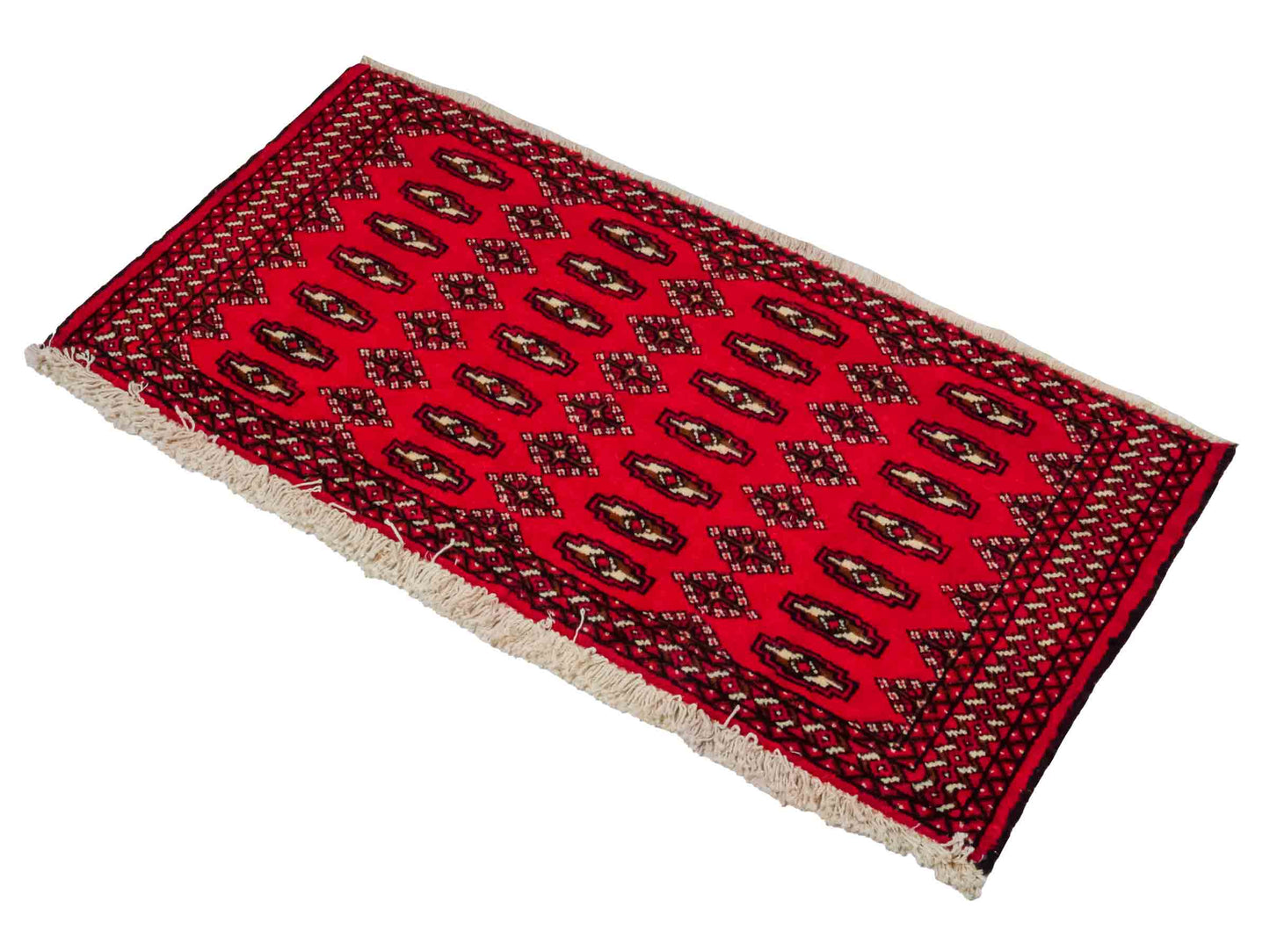 Handgeknüpfter Vintage Turkaman Nomadenteppich von Khademi aus Wolle, rot. Bukhara Allover-Design. Von Hand geknüpft in Iran. Größe: 57 cm x 100 cm. Teppichnummer: DB3-1017. Verkauf durch Jupiter Intl.