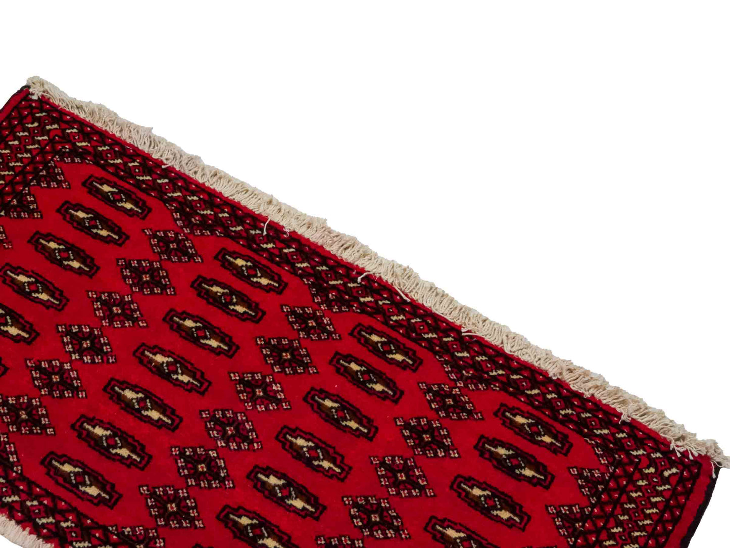 Handgeknüpfter Vintage Turkaman Nomadenteppich von Khademi aus Wolle, rot. Bukhara Allover-Design. Von Hand geknüpft in Iran. Größe: 57 cm x 100 cm. Teppichnummer: DB3-1017. Verkauf durch Jupiter Intl.