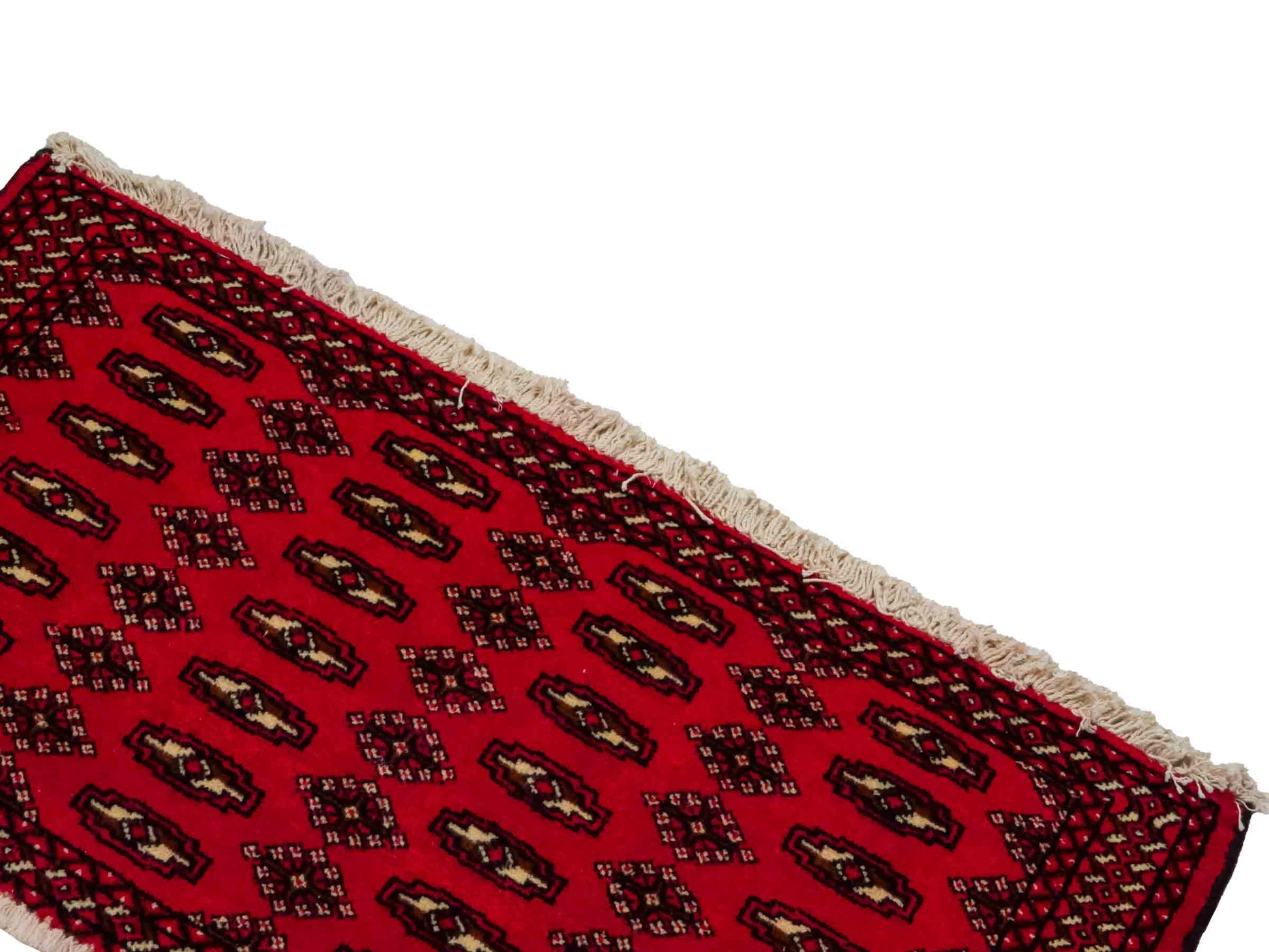 Handgeknüpfter Vintage Turkaman Nomadenteppich von Khademi aus Wolle, rot. Bukhara Allover-Design. Von Hand geknüpft in Iran. Größe: 57 cm x 100 cm. Teppichnummer: DB3-1017. Verkauf durch Jupiter Intl.