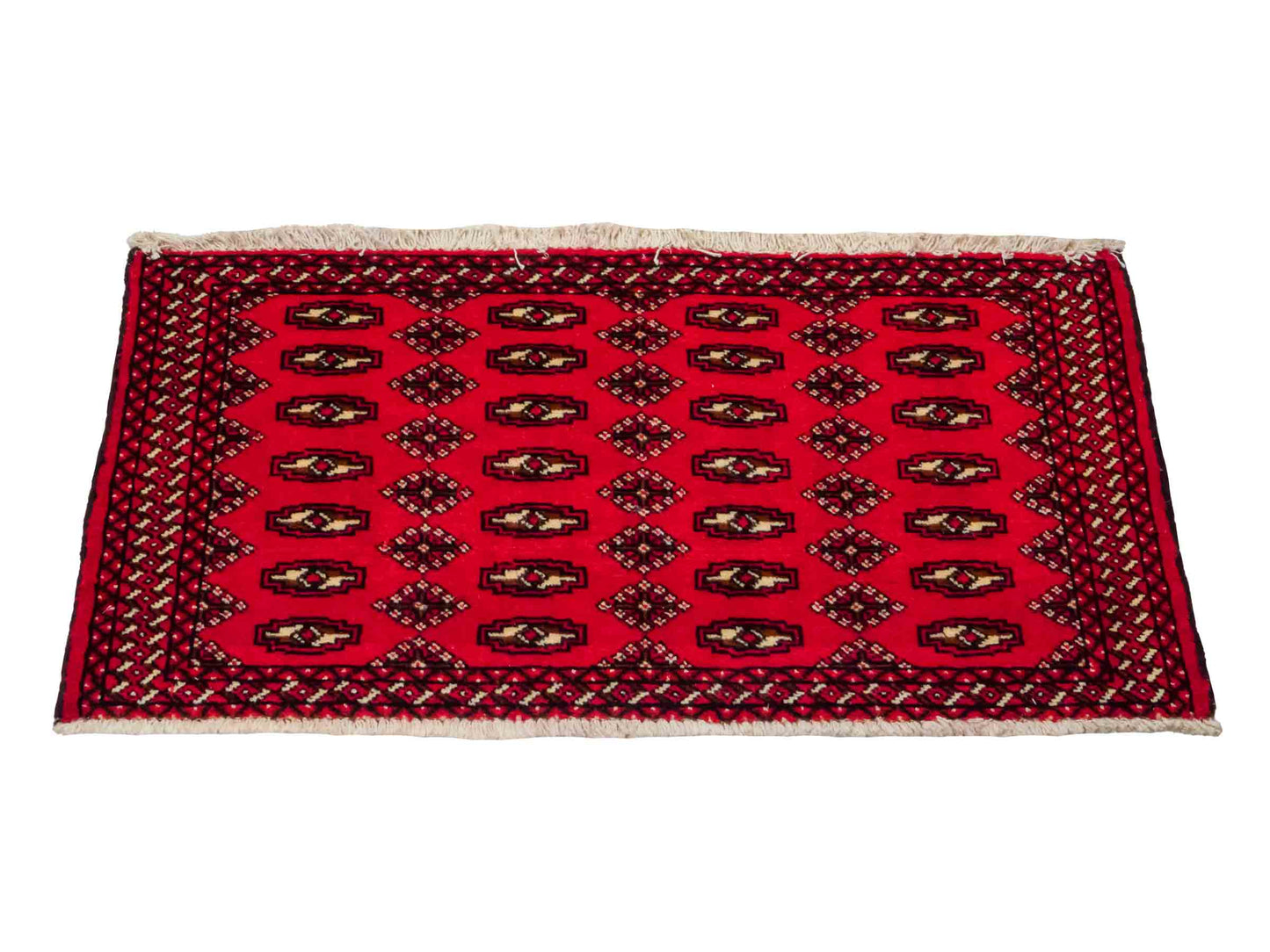 Handgeknüpfter Vintage Turkaman Nomadenteppich von Khademi aus Wolle, rot. Bukhara Allover-Design. Von Hand geknüpft in Iran. Größe: 57 cm x 100 cm. Teppichnummer: DB3-1017. Verkauf durch Jupiter Intl.