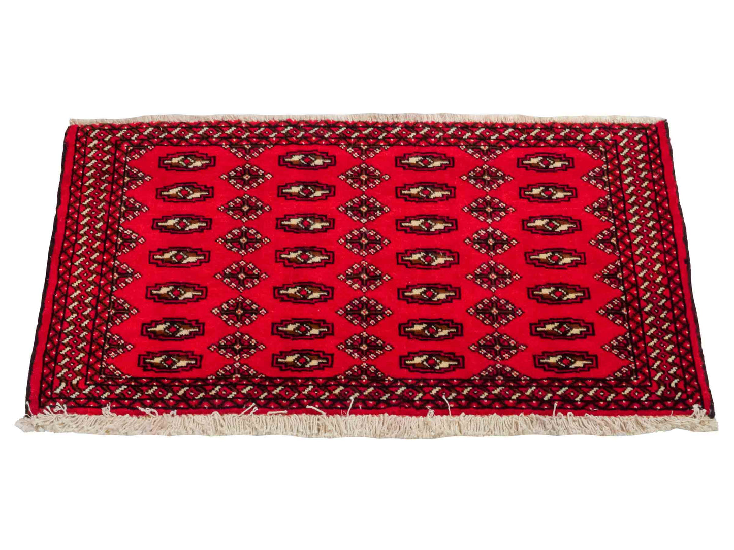 Handgeknüpfter Vintage Turkaman Nomadenteppich von Khademi aus Wolle, rot. Bukhara Allover-Design. Von Hand geknüpft in Iran. Größe: 57 cm x 100 cm. Teppichnummer: DB3-1017. Verkauf durch Jupiter Intl.