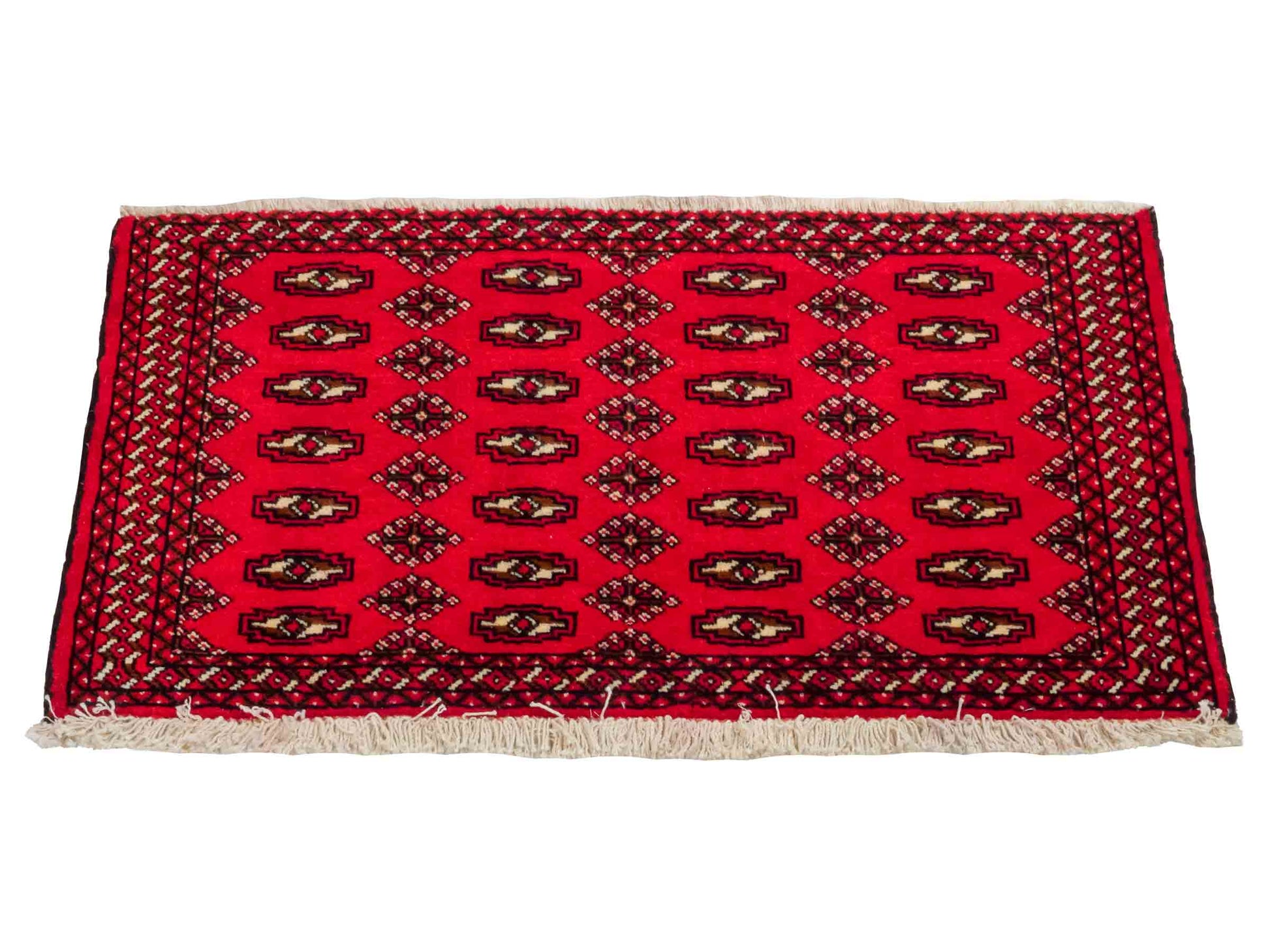 Handgeknüpfter Vintage Turkaman Nomadenteppich von Khademi aus Wolle, rot. Bukhara Allover-Design. Von Hand geknüpft in Iran. Größe: 57 cm x 100 cm. Teppichnummer: DB3-1017. Verkauf durch Jupiter Intl.