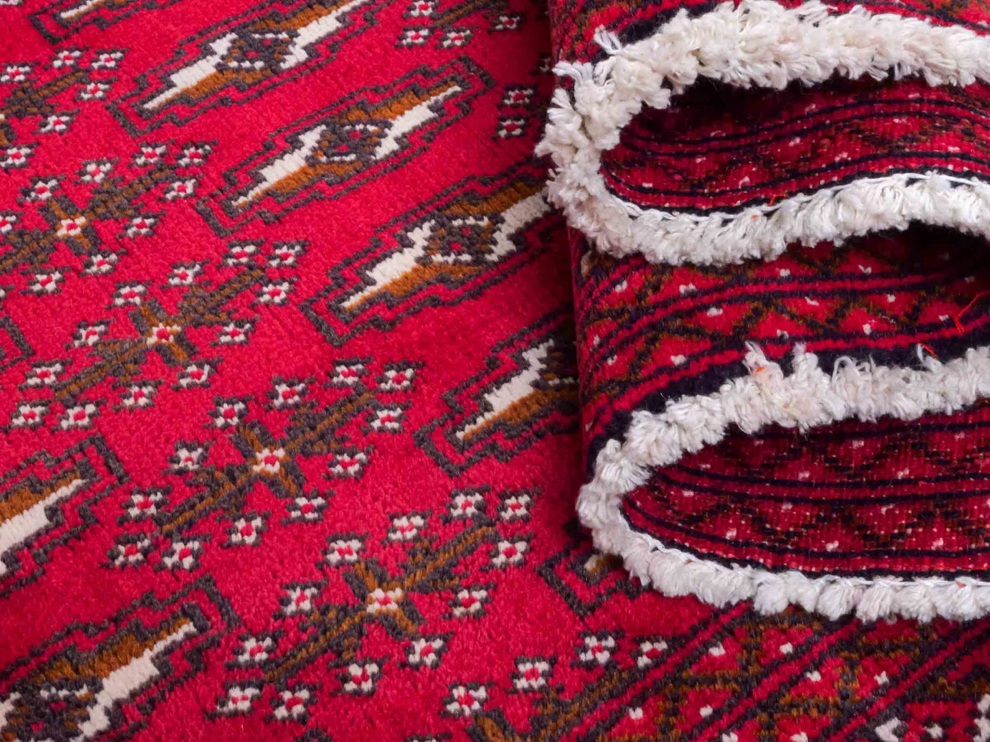 Handgeknüpfter Vintage Turkaman Nomadenteppich von Khademi aus Wolle, rot. Bukhara Allover-Design. Von Hand geknüpft in Iran. Größe: 60 cm x 115 cm. Teppichnummer: DB3-1016. Verkauf durch Jupiter Intl.