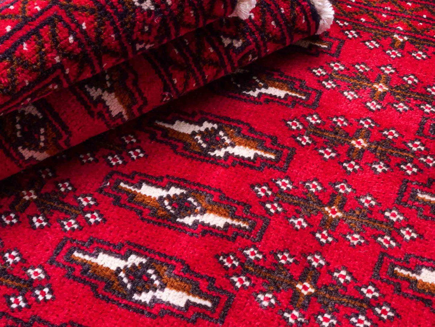 Handgeknüpfter Vintage Turkaman Nomadenteppich von Khademi aus Wolle, rot. Bukhara Allover-Design. Von Hand geknüpft in Iran. Größe: 60 cm x 115 cm. Teppichnummer: DB3-1016. Verkauf durch Jupiter Intl.