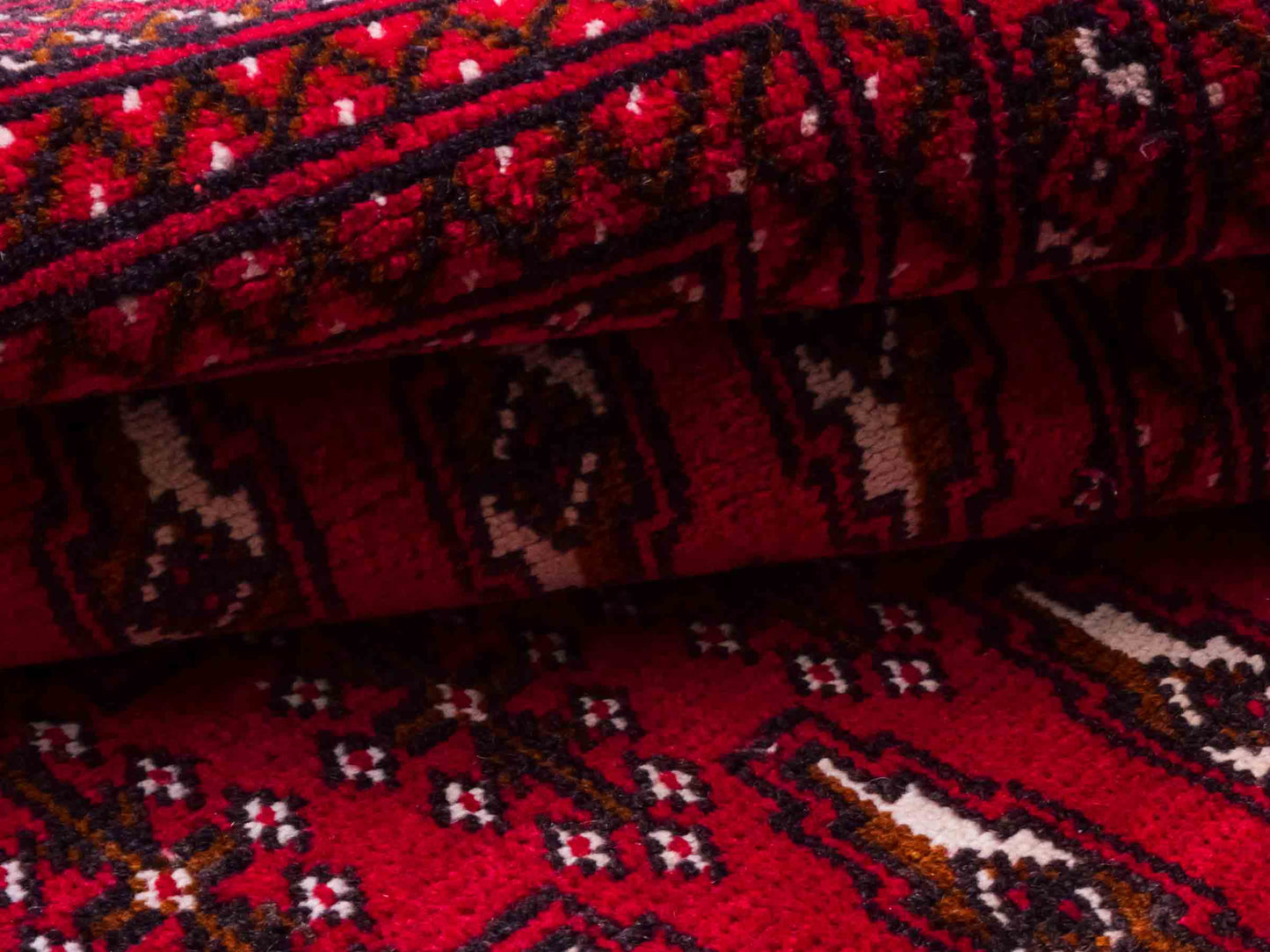Handgeknüpfter Vintage Turkaman Nomadenteppich von Khademi aus Wolle, rot. Bukhara Allover-Design. Von Hand geknüpft in Iran. Größe: 60 cm x 115 cm. Teppichnummer: DB3-1016. Verkauf durch Jupiter Intl.