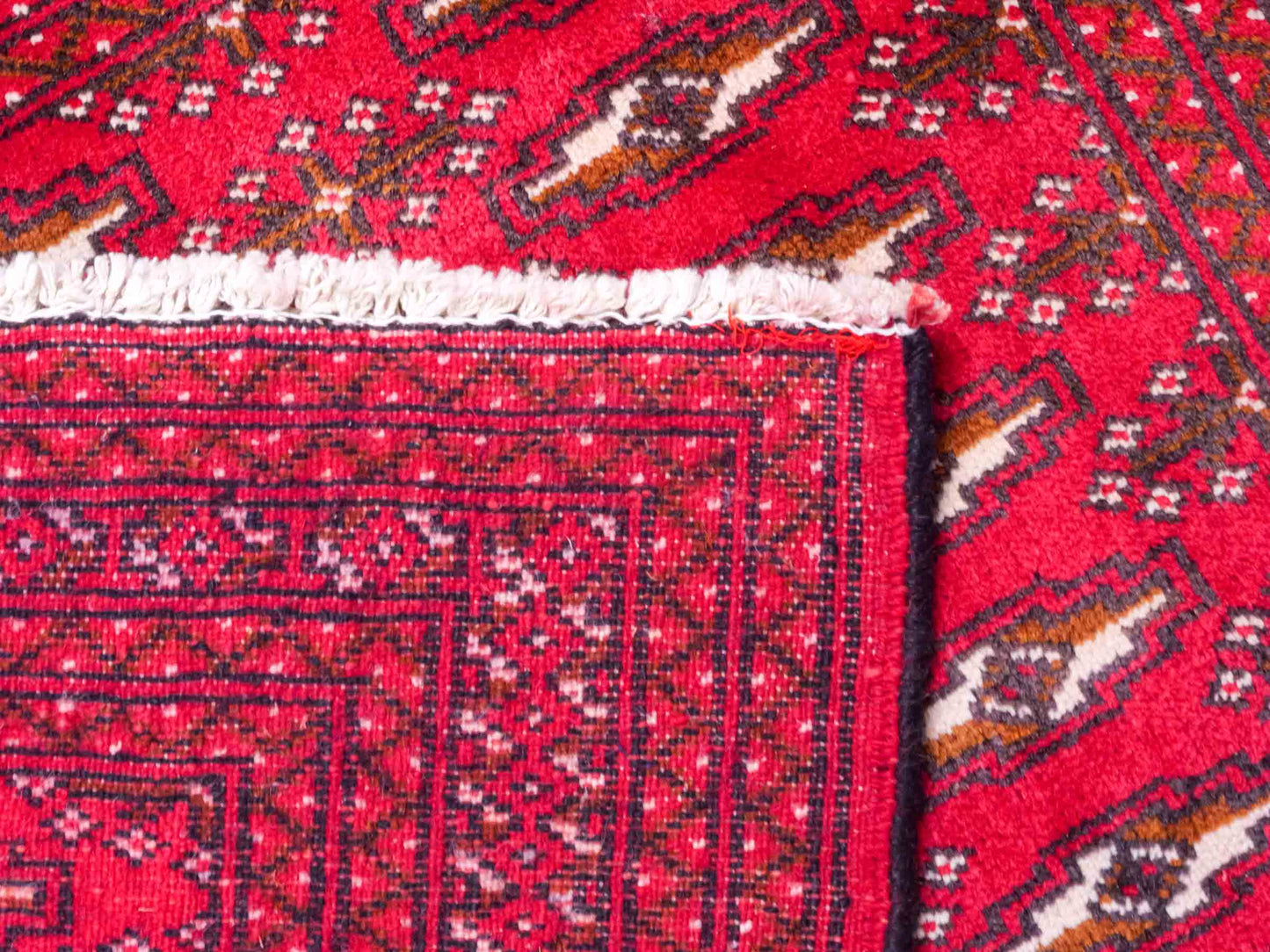 Handgeknüpfter Vintage Turkaman Nomadenteppich von Khademi aus Wolle, rot. Bukhara Allover-Design. Von Hand geknüpft in Iran. Größe: 60 cm x 115 cm. Teppichnummer: DB3-1016. Verkauf durch Jupiter Intl.