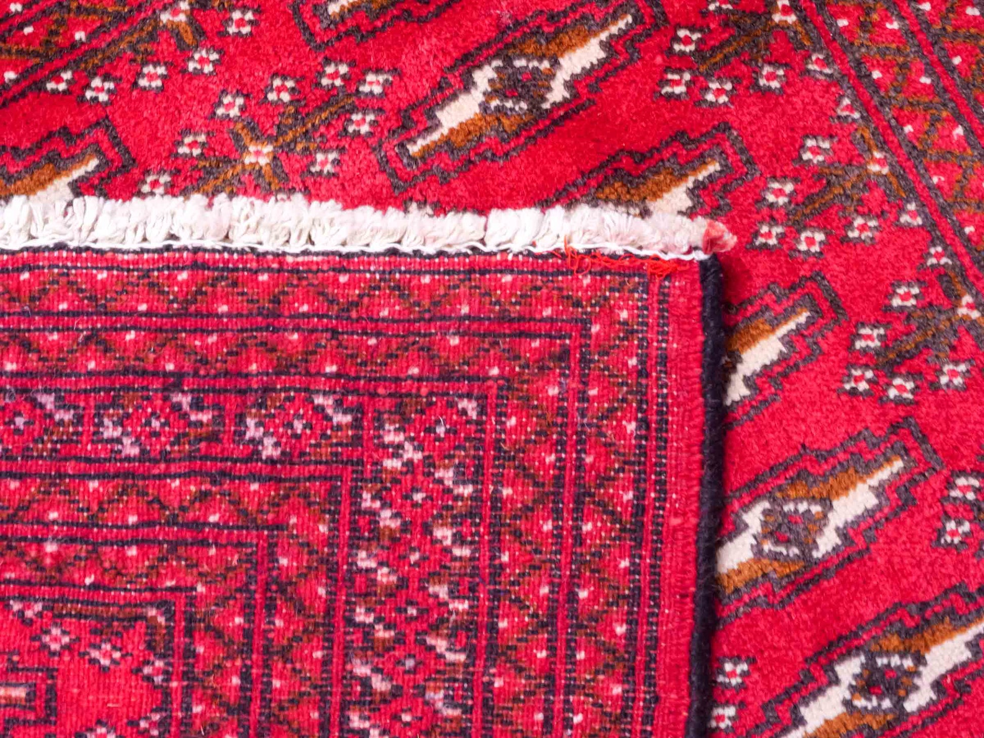 Handgeknüpfter Vintage Turkaman Nomadenteppich von Khademi aus Wolle, rot. Bukhara Allover-Design. Von Hand geknüpft in Iran. Größe: 60 cm x 115 cm. Teppichnummer: DB3-1016. Verkauf durch Jupiter Intl.