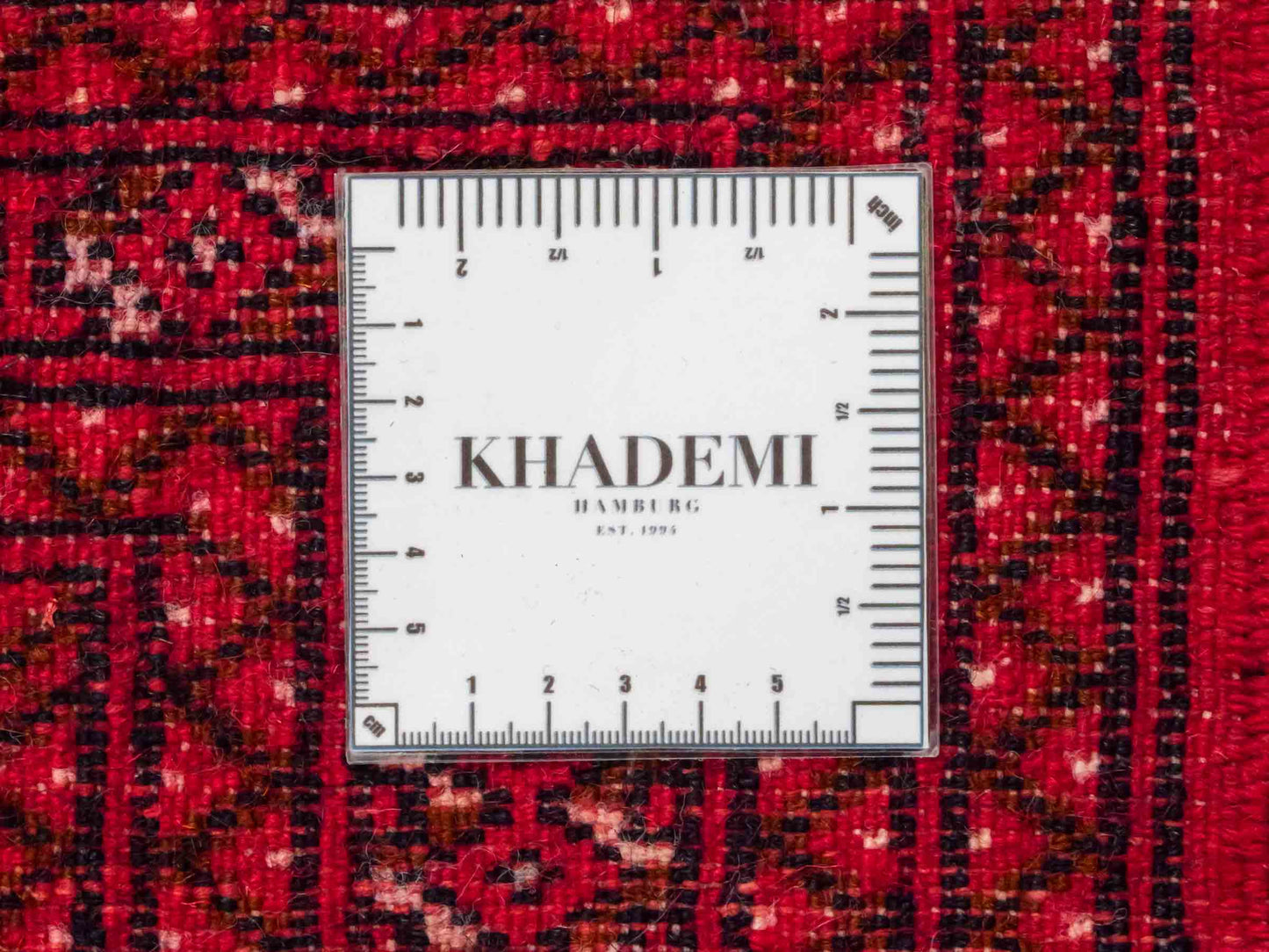 Handgeknüpfter Vintage Turkaman Nomadenteppich von Khademi aus Wolle, rot. Bukhara Allover-Design. Von Hand geknüpft in Iran. Größe: 60 cm x 115 cm. Teppichnummer: DB3-1016. Verkauf durch Jupiter Intl.