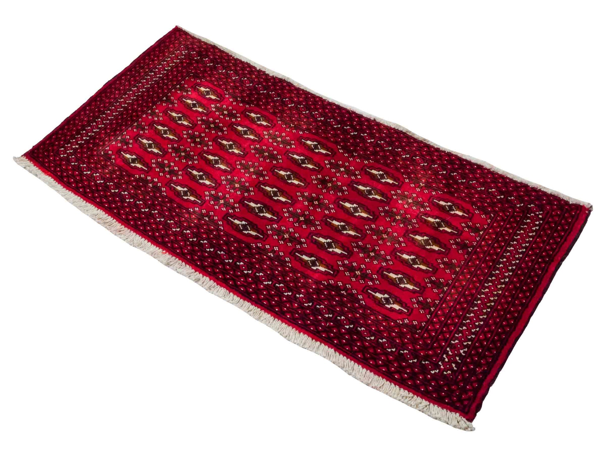 Handgeknüpfter Vintage Turkaman Nomadenteppich von Khademi aus Wolle, rot. Bukhara Allover-Design. Von Hand geknüpft in Iran. Größe: 60 cm x 115 cm. Teppichnummer: DB3-1016. Verkauf durch Jupiter Intl.