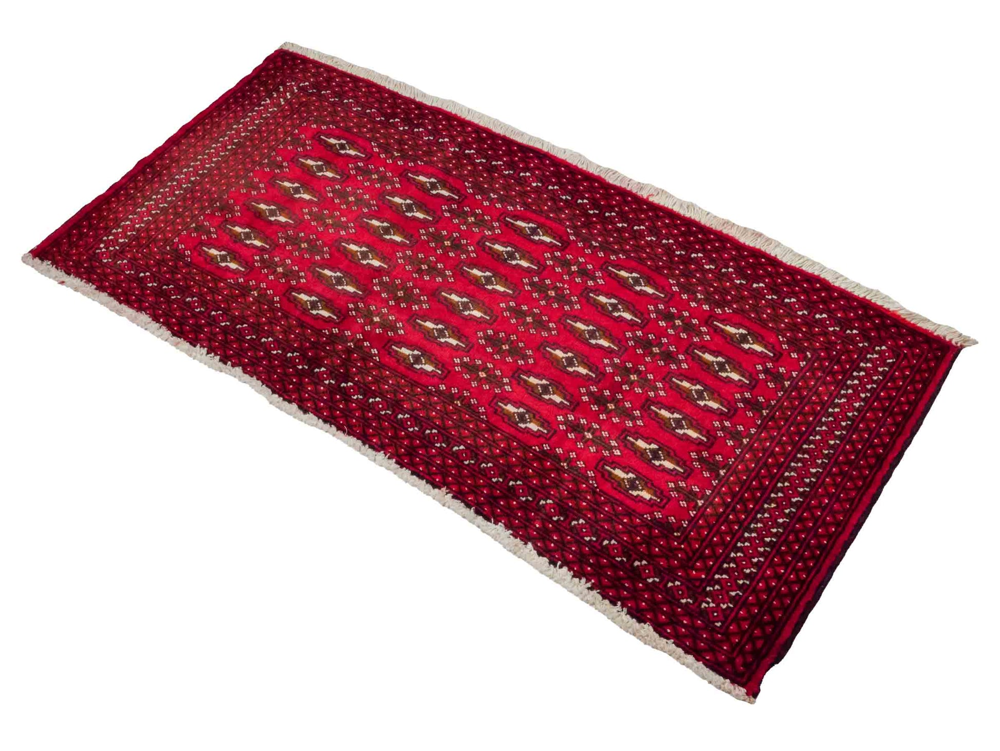 Handgeknüpfter Vintage Turkaman Nomadenteppich von Khademi aus Wolle, rot. Bukhara Allover-Design. Von Hand geknüpft in Iran. Größe: 60 cm x 115 cm. Teppichnummer: DB3-1016. Verkauf durch Jupiter Intl.