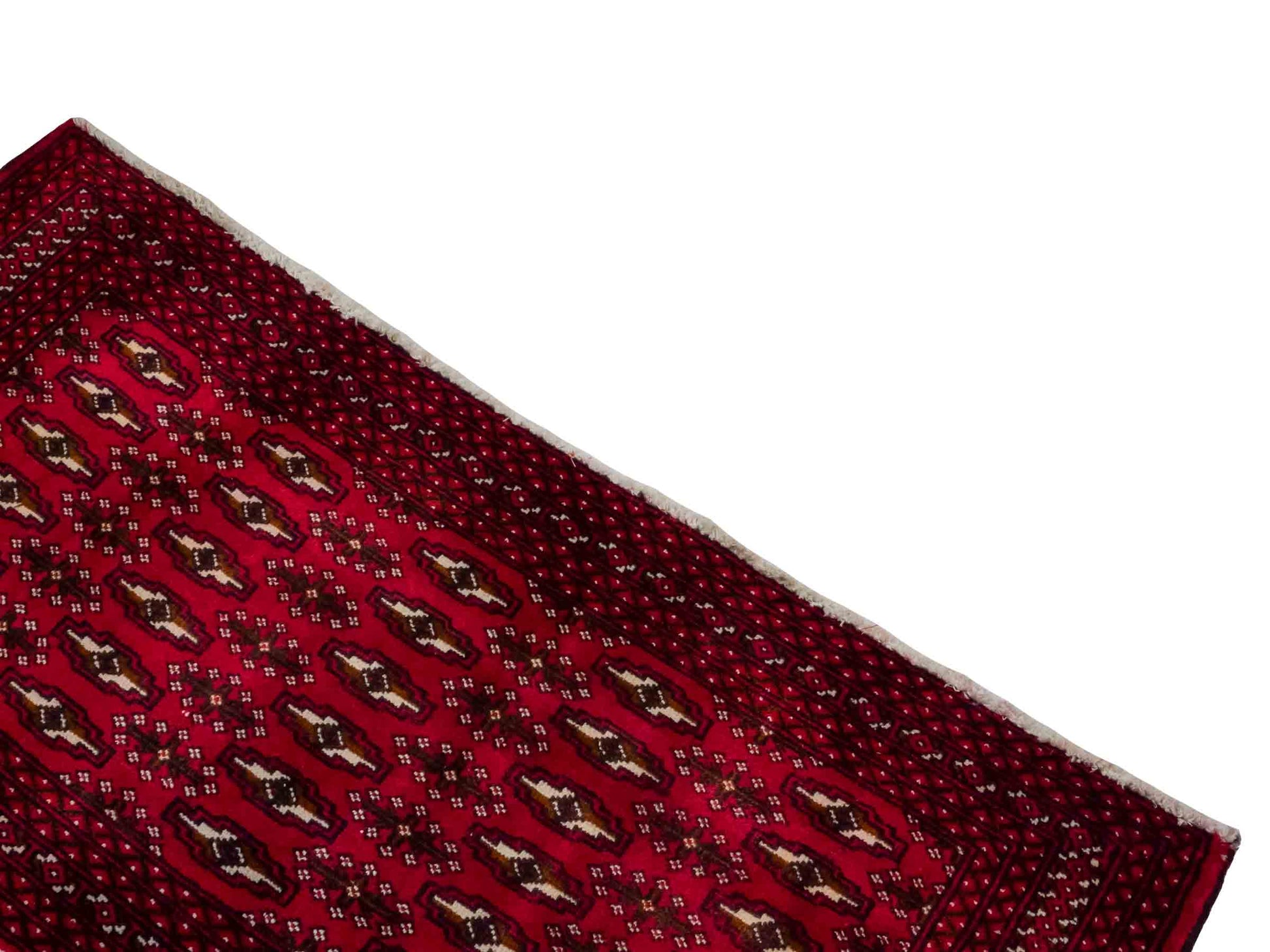 Handgeknüpfter Vintage Turkaman Nomadenteppich von Khademi aus Wolle, rot. Bukhara Allover-Design. Von Hand geknüpft in Iran. Größe: 60 cm x 115 cm. Teppichnummer: DB3-1016. Verkauf durch Jupiter Intl.