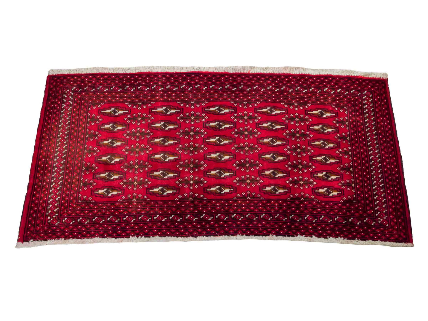 Handgeknüpfter Vintage Turkaman Nomadenteppich von Khademi aus Wolle, rot. Bukhara Allover-Design. Von Hand geknüpft in Iran. Größe: 60 cm x 115 cm. Teppichnummer: DB3-1016. Verkauf durch Jupiter Intl.