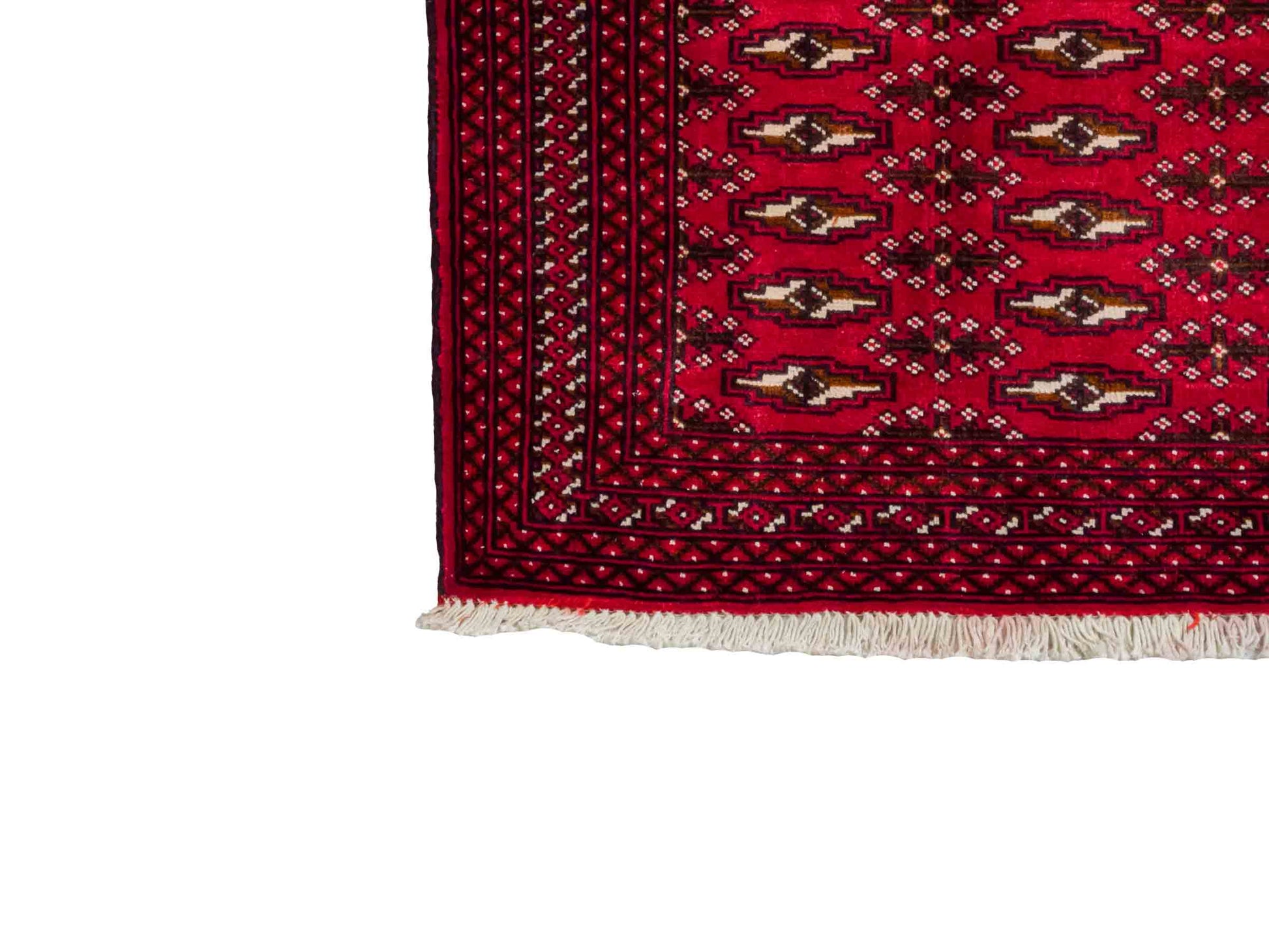 Handgeknüpfter Vintage Turkaman Nomadenteppich von Khademi aus Wolle, rot. Bukhara Allover-Design. Von Hand geknüpft in Iran. Größe: 60 cm x 115 cm. Teppichnummer: DB3-1016. Verkauf durch Jupiter Intl.
