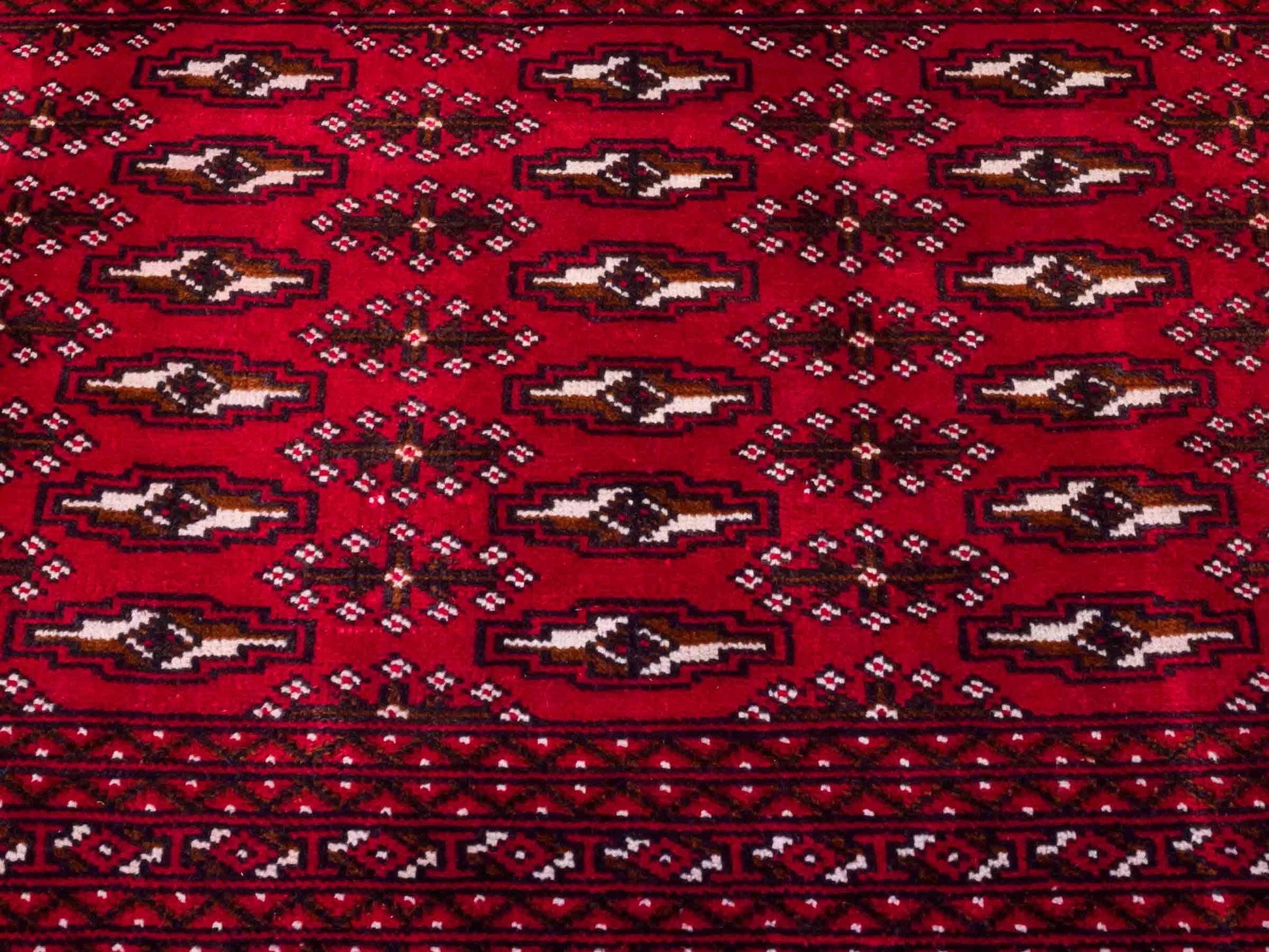Handgeknüpfter Vintage Turkaman Nomadenteppich von Khademi aus Wolle, rot. Bukhara Allover-Design. Von Hand geknüpft in Iran. Größe: 60 cm x 115 cm. Teppichnummer: DB3-1016. Verkauf durch Jupiter Intl.