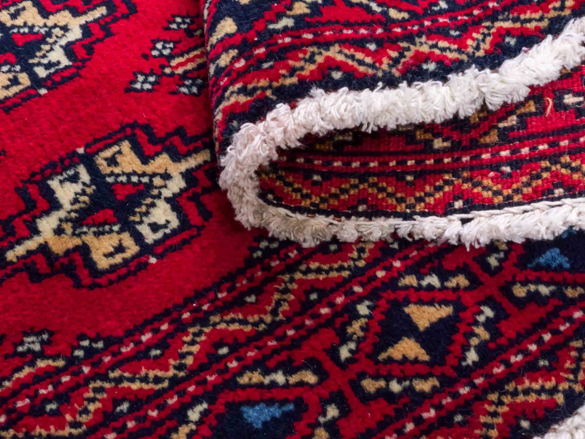 Handgeknüpfter Vintage Turkaman Nomadenteppich von Khademi aus Wolle, rot. Bukhara Allover-Design. Von Hand geknüpft in Iran. Größe: 61 cm x 106 cm. Teppichnummer: DB3-1009. Verkauf durch Jupiter Intl.
