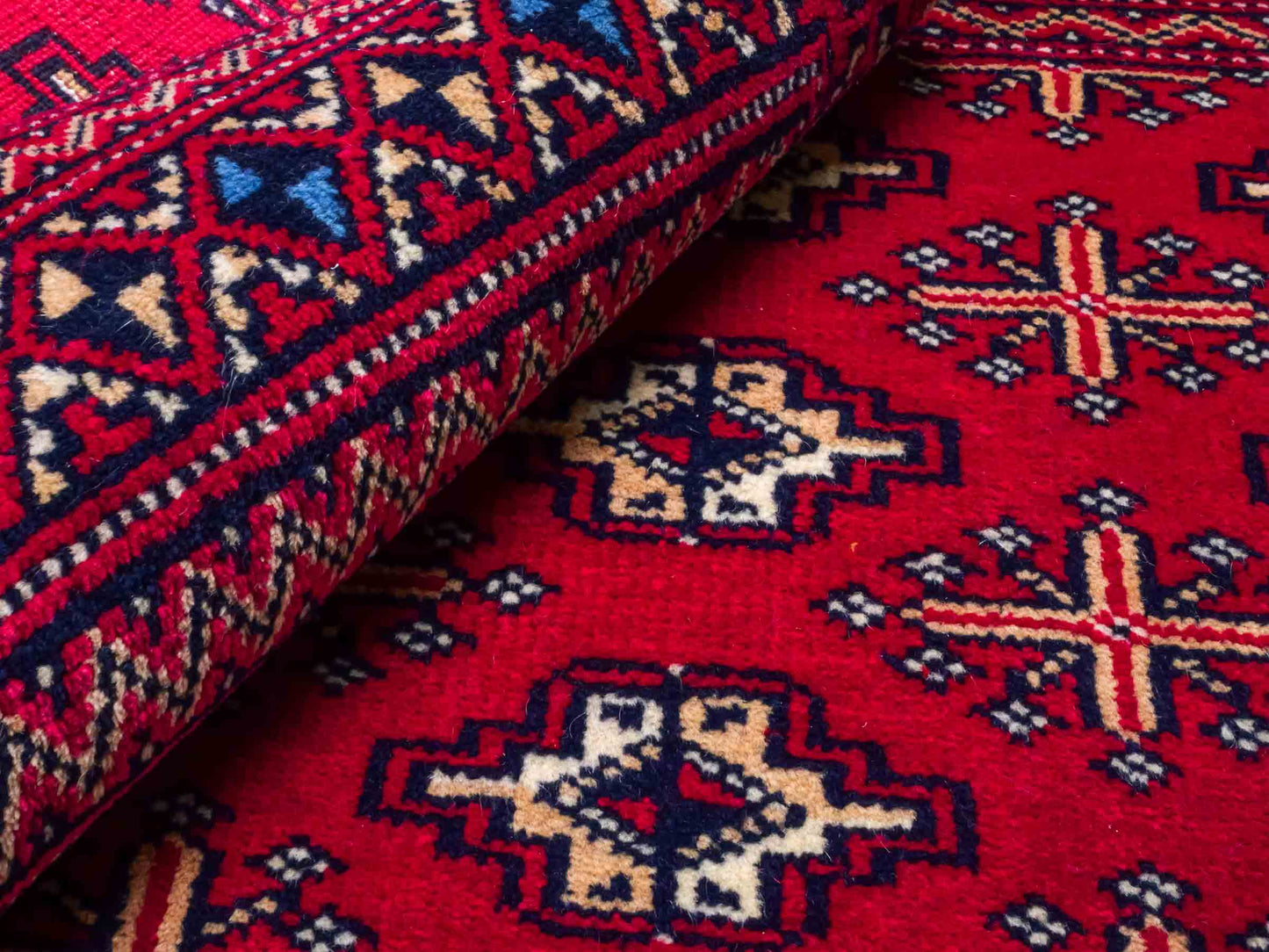Handgeknüpfter Vintage Turkaman Nomadenteppich von Khademi aus Wolle, rot. Bukhara Allover-Design. Von Hand geknüpft in Iran. Größe: 61 cm x 106 cm. Teppichnummer: DB3-1009. Verkauf durch Jupiter Intl.