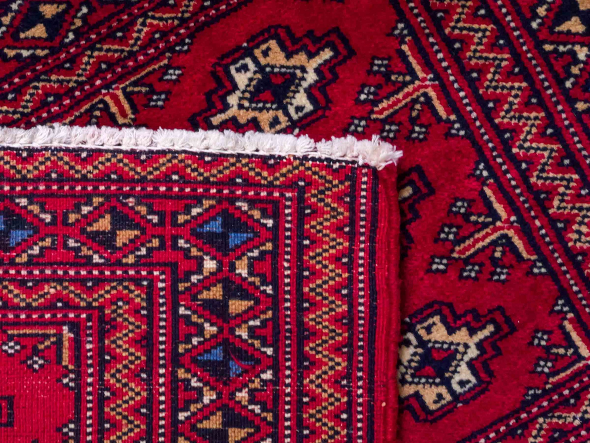 Handgeknüpfter Vintage Turkaman Nomadenteppich von Khademi aus Wolle, rot. Bukhara Allover-Design. Von Hand geknüpft in Iran. Größe: 61 cm x 106 cm. Teppichnummer: DB3-1009. Verkauf durch Jupiter Intl.