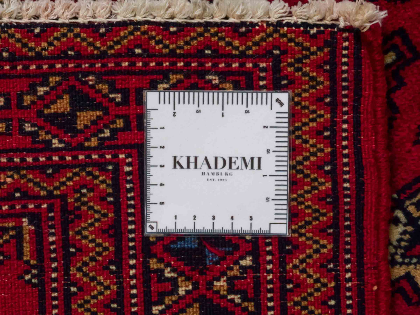 Handgeknüpfter Vintage Turkaman Nomadenteppich von Khademi aus Wolle, rot. Bukhara Allover-Design. Von Hand geknüpft in Iran. Größe: 61 cm x 106 cm. Teppichnummer: DB3-1009. Verkauf durch Jupiter Intl.