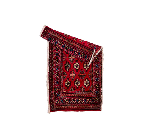 Handgeknüpfter Vintage Turkaman Nomadenteppich von Khademi aus Wolle, rot. Bukhara Allover-Design. Von Hand geknüpft in Iran. Größe: 61 cm x 106 cm. Teppichnummer: DB3-1009. Verkauf durch Jupiter Intl.