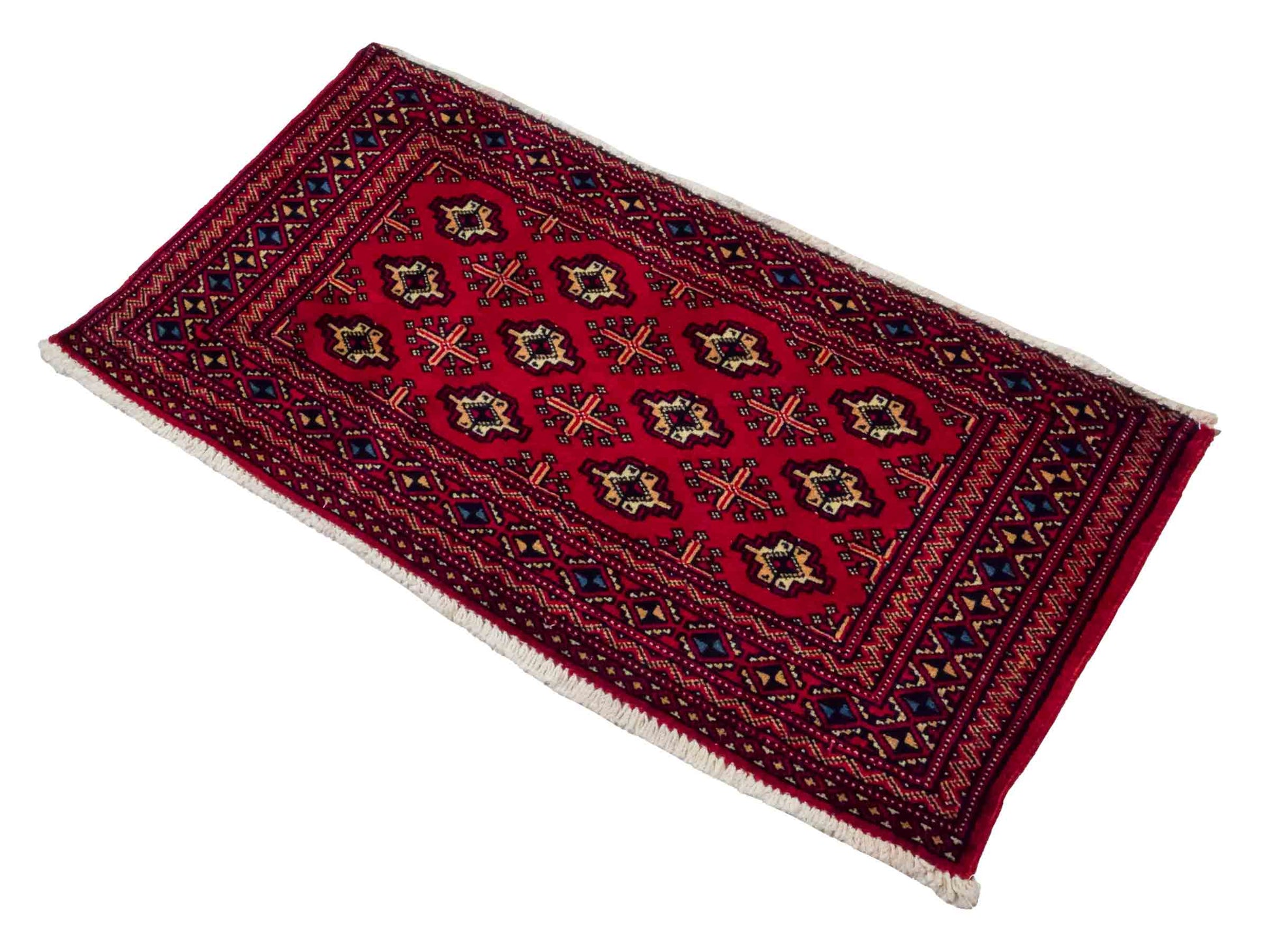 Handgeknüpfter Vintage Turkaman Nomadenteppich von Khademi aus Wolle, rot. Bukhara Allover-Design. Von Hand geknüpft in Iran. Größe: 61 cm x 106 cm. Teppichnummer: DB3-1009. Verkauf durch Jupiter Intl.
