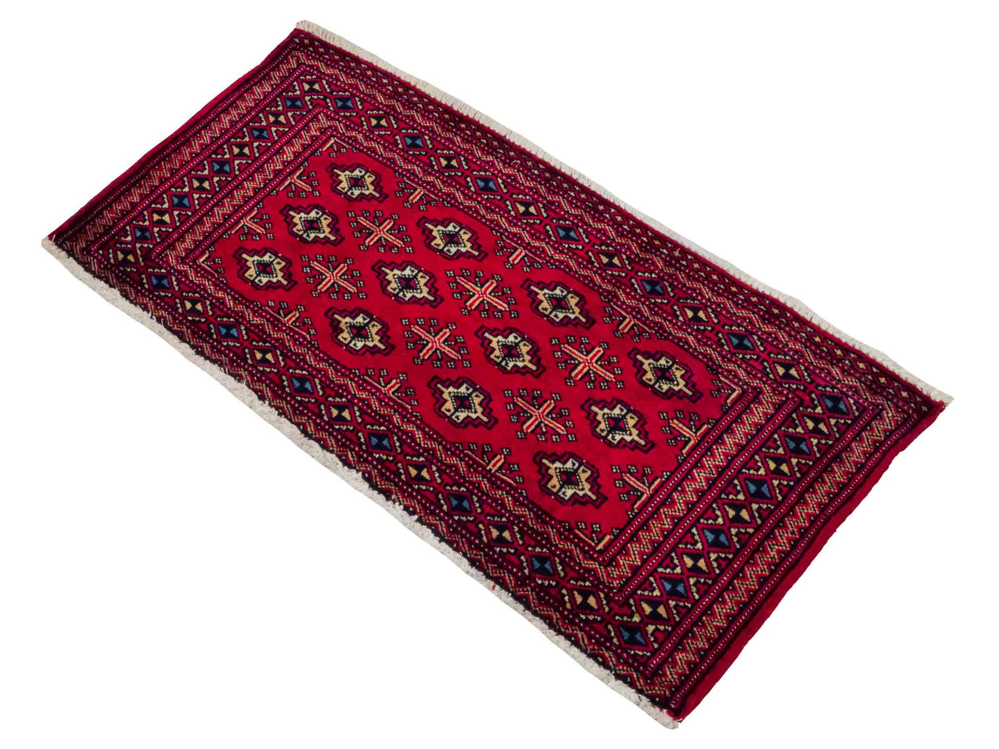 Handgeknüpfter Vintage Turkaman Nomadenteppich von Khademi aus Wolle, rot. Bukhara Allover-Design. Von Hand geknüpft in Iran. Größe: 61 cm x 106 cm. Teppichnummer: DB3-1009. Verkauf durch Jupiter Intl.