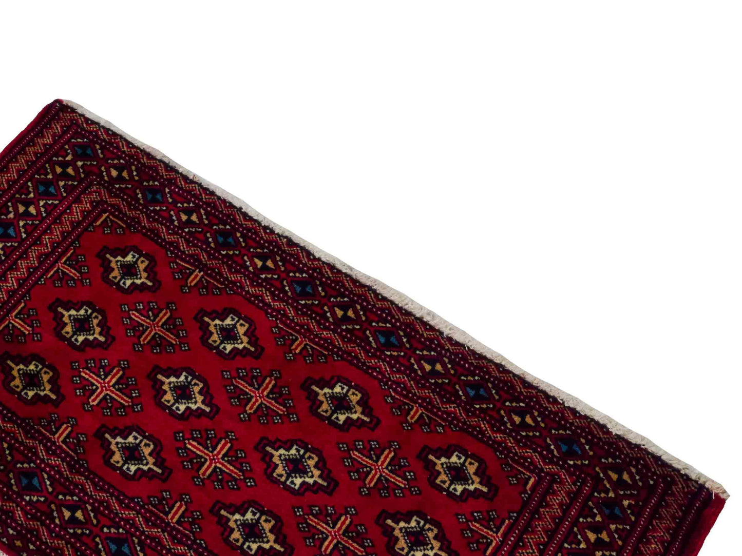 Handgeknüpfter Vintage Turkaman Nomadenteppich von Khademi aus Wolle, rot. Bukhara Allover-Design. Von Hand geknüpft in Iran. Größe: 61 cm x 106 cm. Teppichnummer: DB3-1009. Verkauf durch Jupiter Intl.
