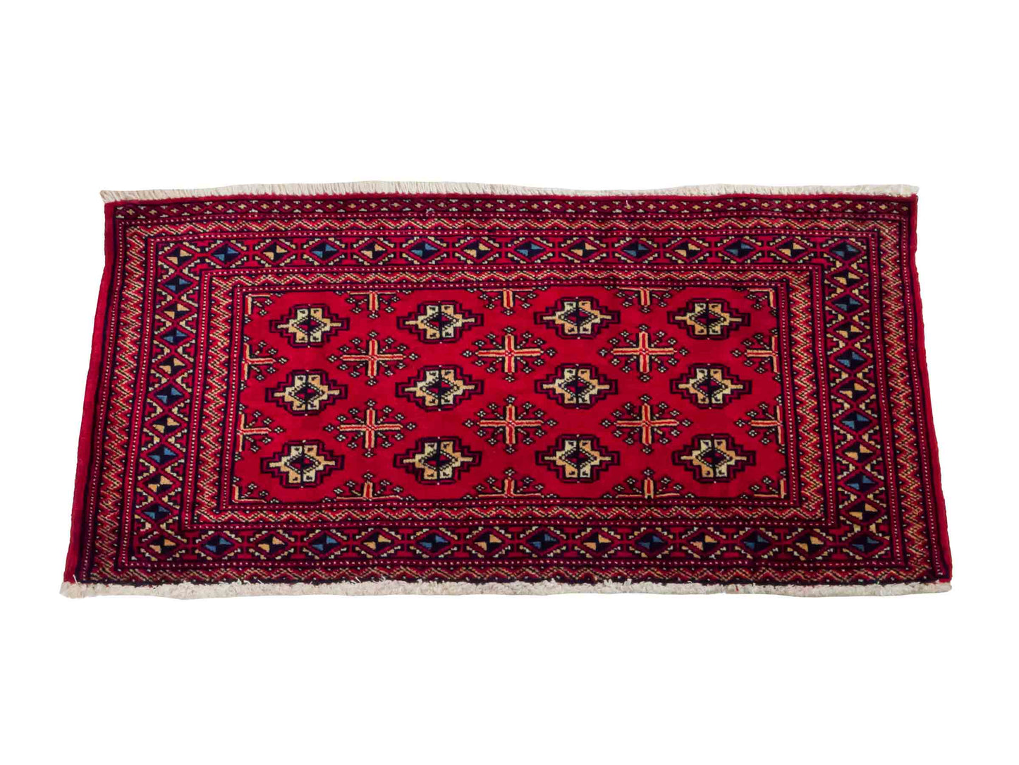 Handgeknüpfter Vintage Turkaman Nomadenteppich von Khademi aus Wolle, rot. Bukhara Allover-Design. Von Hand geknüpft in Iran. Größe: 61 cm x 106 cm. Teppichnummer: DB3-1009. Verkauf durch Jupiter Intl.