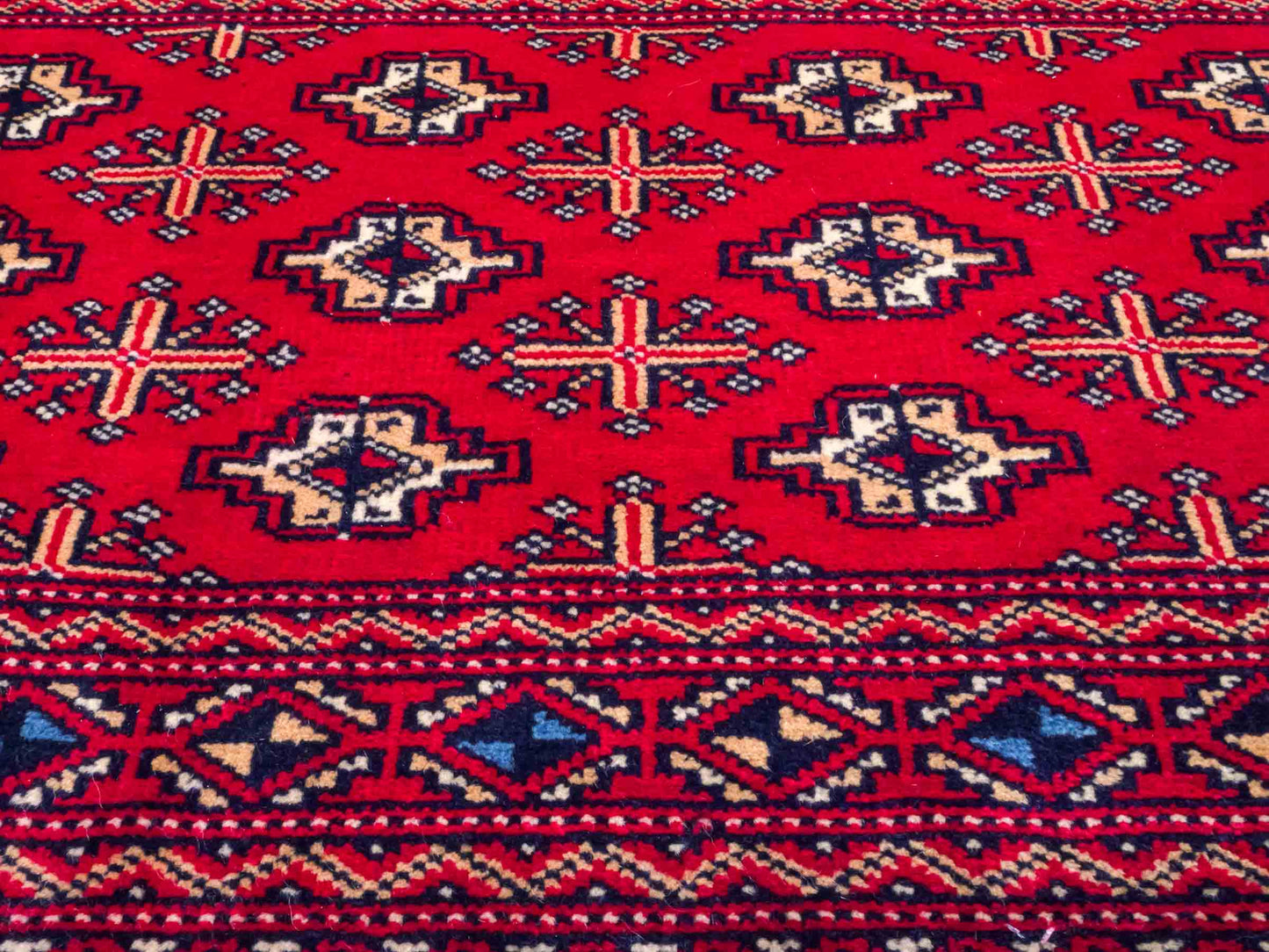 Handgeknüpfter Vintage Turkaman Nomadenteppich von Khademi aus Wolle, rot. Bukhara Allover-Design. Von Hand geknüpft in Iran. Größe: 61 cm x 106 cm. Teppichnummer: DB3-1009. Verkauf durch Jupiter Intl.