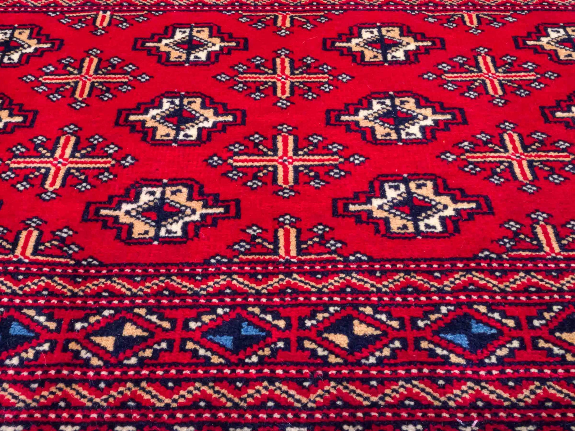 Handgeknüpfter Vintage Turkaman Nomadenteppich von Khademi aus Wolle, rot. Bukhara Allover-Design. Von Hand geknüpft in Iran. Größe: 61 cm x 106 cm. Teppichnummer: DB3-1009. Verkauf durch Jupiter Intl.