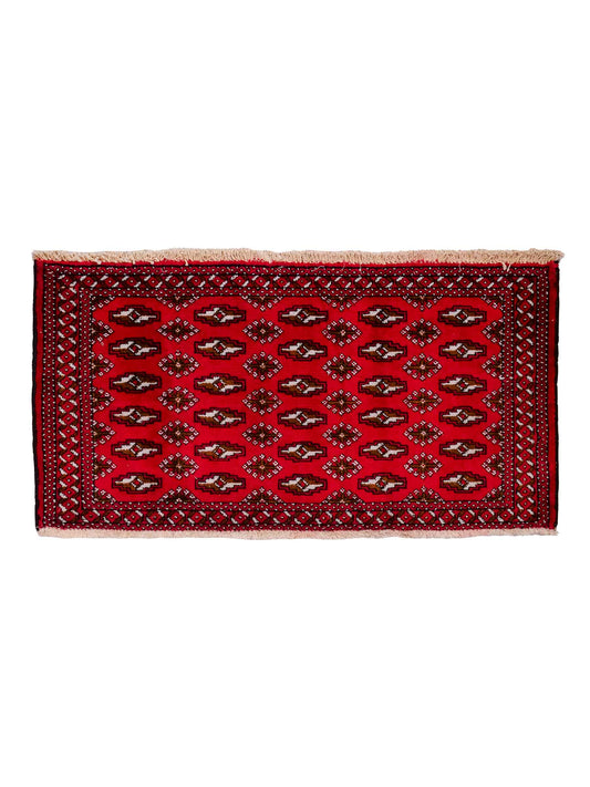Handgeknüpfter Vintage Turkaman Nomadenteppich von Khademi aus Wolle, rot. Bukhara Allover-Design. Von Hand geknüpft in Iran. Größe: 53 cm x 110 cm. Teppichnummer: DB3-1022. Verkauf durch Jupiter Intl.