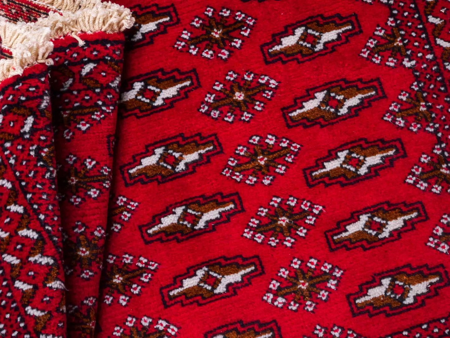 Handgeknüpfter Vintage Turkaman Nomadenteppich von Khademi aus Wolle, rot. Bukhara Allover-Design. Von Hand geknüpft in Iran. Größe: 53 cm x 110 cm. Teppichnummer: DB3-1022. Verkauf durch Jupiter Intl.