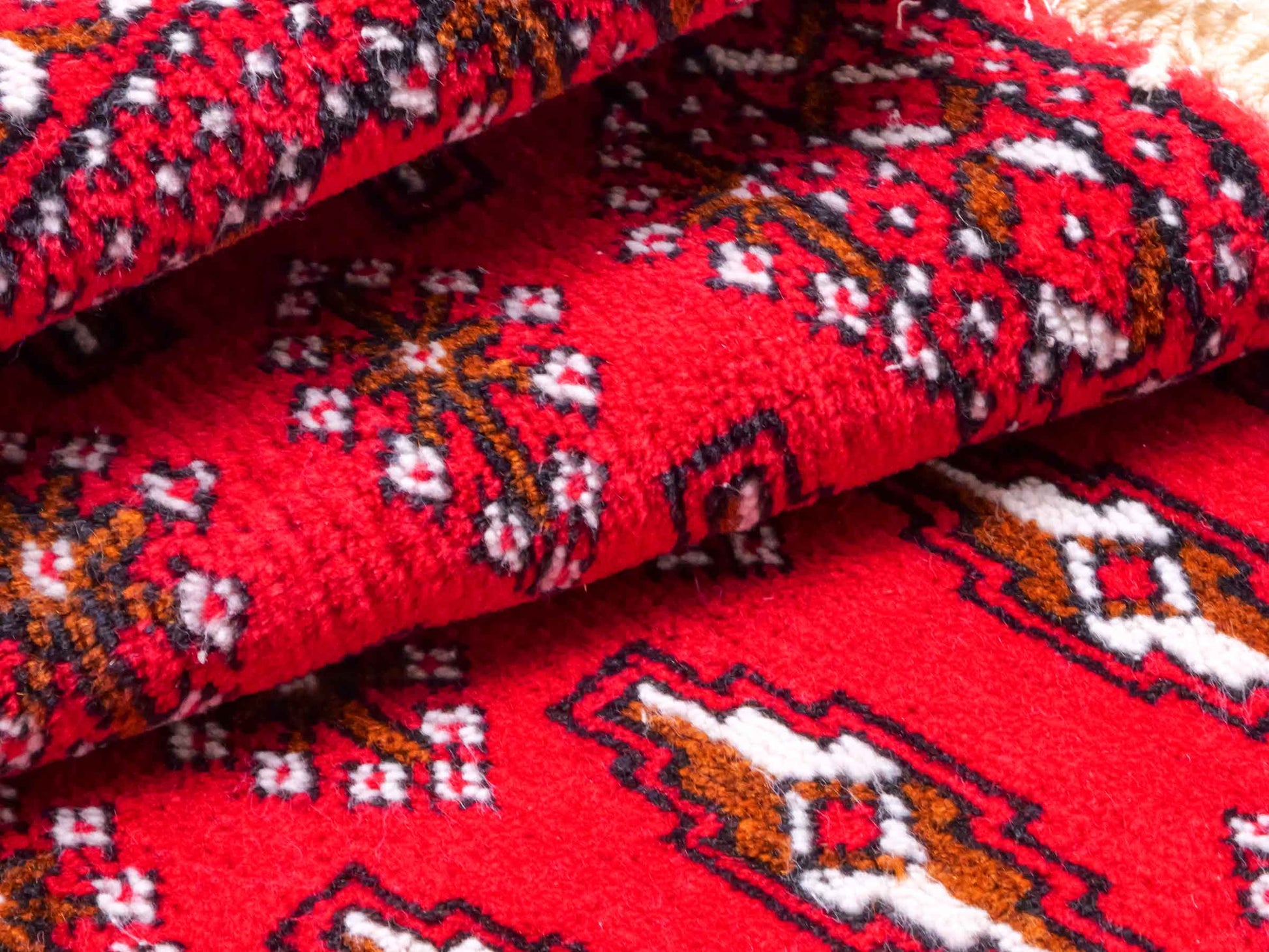 Handgeknüpfter Vintage Turkaman Nomadenteppich von Khademi aus Wolle, rot. Bukhara Allover-Design. Von Hand geknüpft in Iran. Größe: 53 cm x 110 cm. Teppichnummer: DB3-1022. Verkauf durch Jupiter Intl.