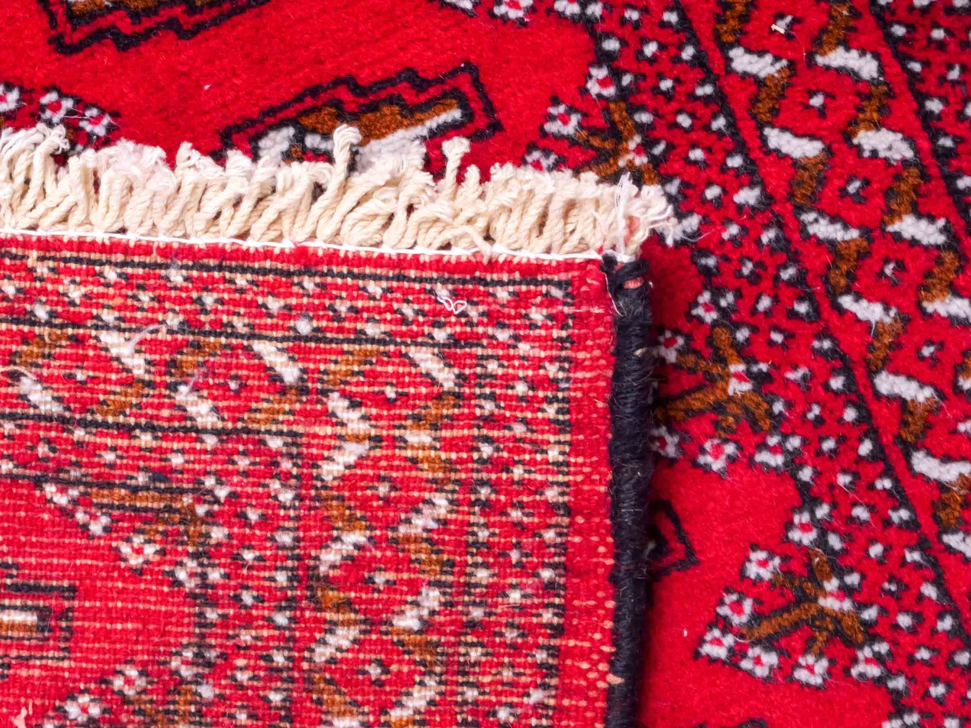 Handgeknüpfter Vintage Turkaman Nomadenteppich von Khademi aus Wolle, rot. Bukhara Allover-Design. Von Hand geknüpft in Iran. Größe: 53 cm x 110 cm. Teppichnummer: DB3-1022. Verkauf durch Jupiter Intl.