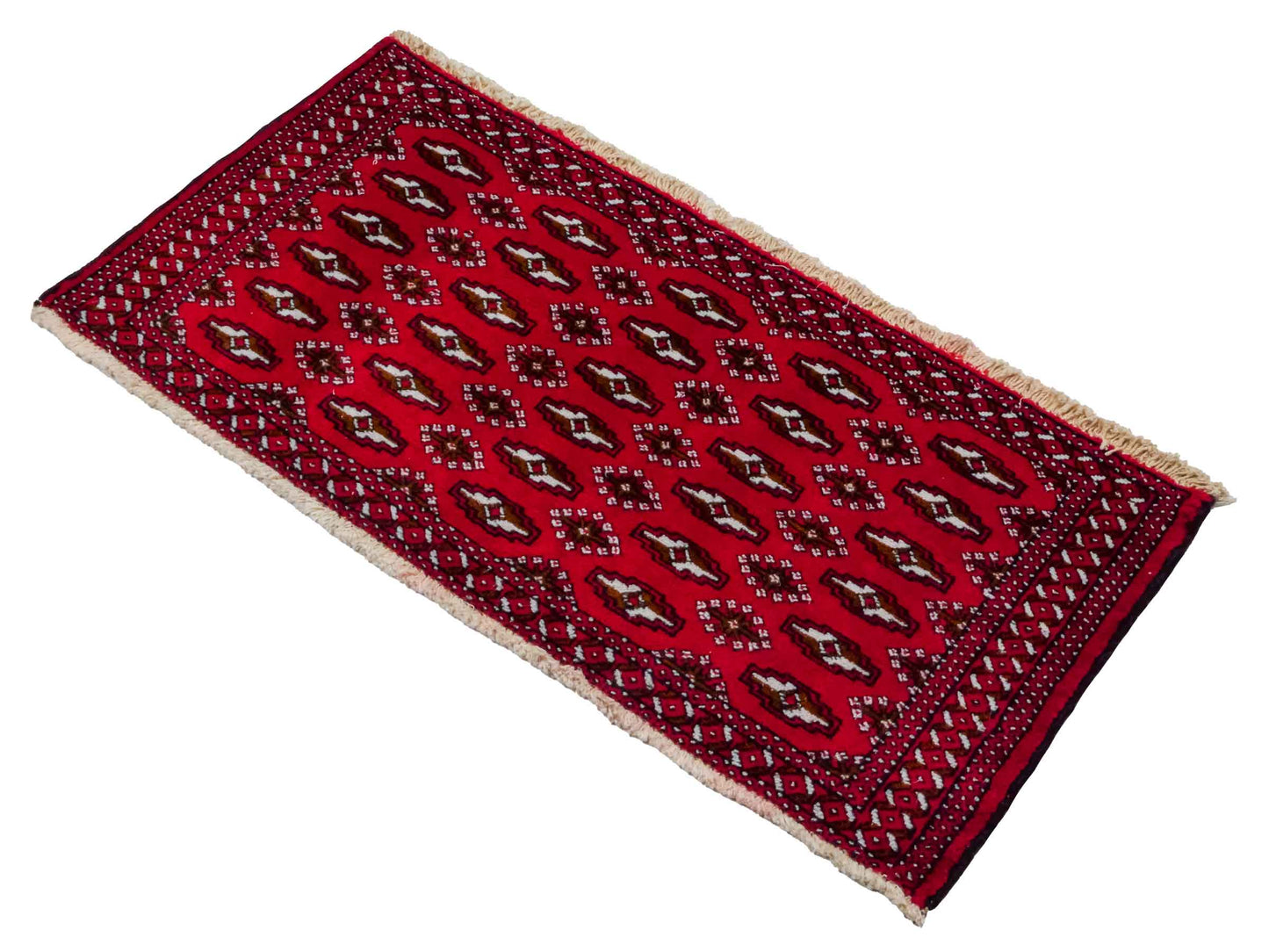 Handgeknüpfter Vintage Turkaman Nomadenteppich von Khademi aus Wolle, rot. Bukhara Allover-Design. Von Hand geknüpft in Iran. Größe: 53 cm x 110 cm. Teppichnummer: DB3-1022. Verkauf durch Jupiter Intl.